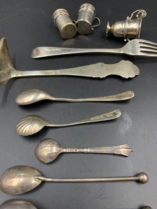 A small selection of silver curios, mustard spoons etc. - Image 5 of 6