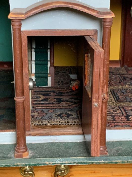 A vintage large wooden dolls house - Image 3 of 4