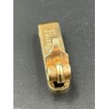 A 9ct gold clip (Total weight 4.4g)