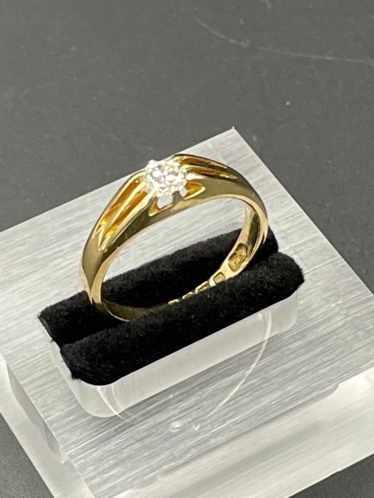 An 18ct yellow gold diamond Gypsy set style ring 8 claws approx total weight 6g. Diamond aapprox - Image 4 of 4