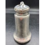 A silver sugar shaker AF, hallmarked for Birmingham 1910 (Total weight 86g)