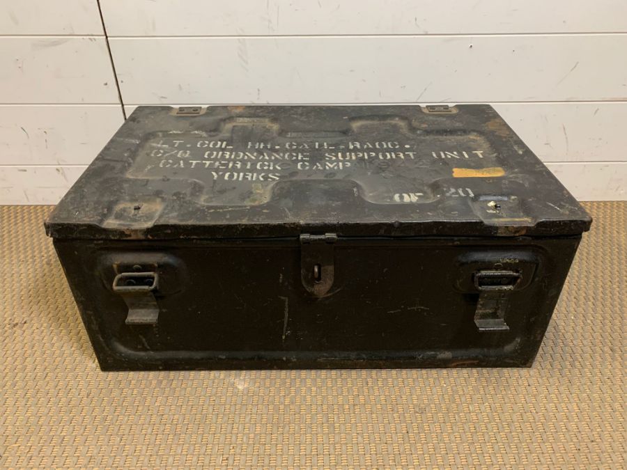 A metal army travel case/truck (H27cm W62cm D38cm)