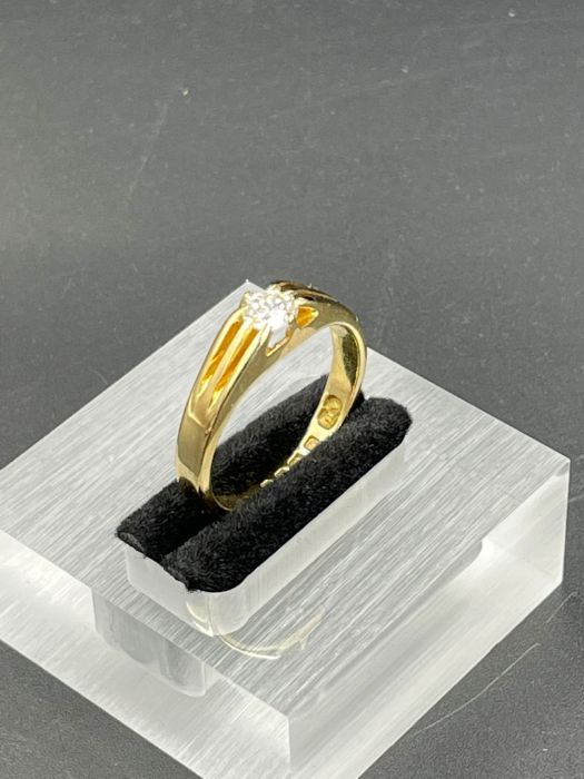 An 18ct yellow gold diamond Gypsy set style ring 8 claws approx total weight 6g. Diamond aapprox - Image 2 of 4