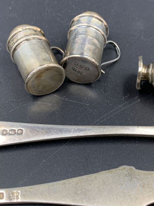 A small selection of silver curios, mustard spoons etc. - Image 6 of 6