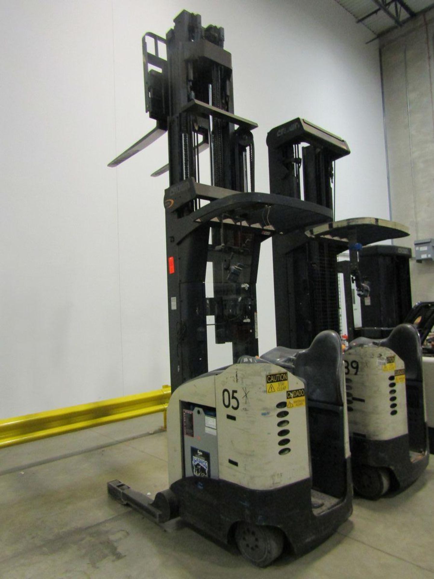 Crown 3,000 lb. Cap. Model RD5220-30 Electric Narrow Aisle Double Reach Fork Lift Truck, S/N: - Image 4 of 9