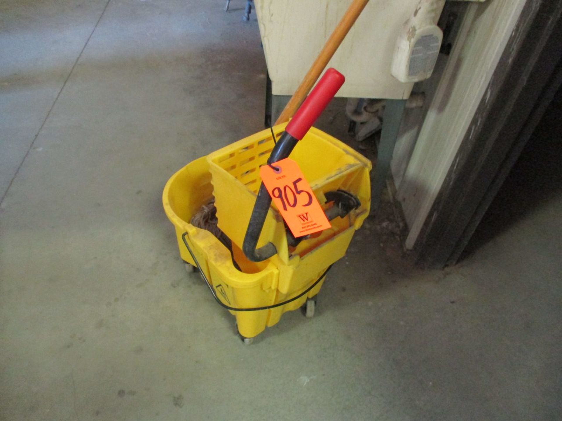 Rubbermaid Mop Bucket with Ringer and Mop