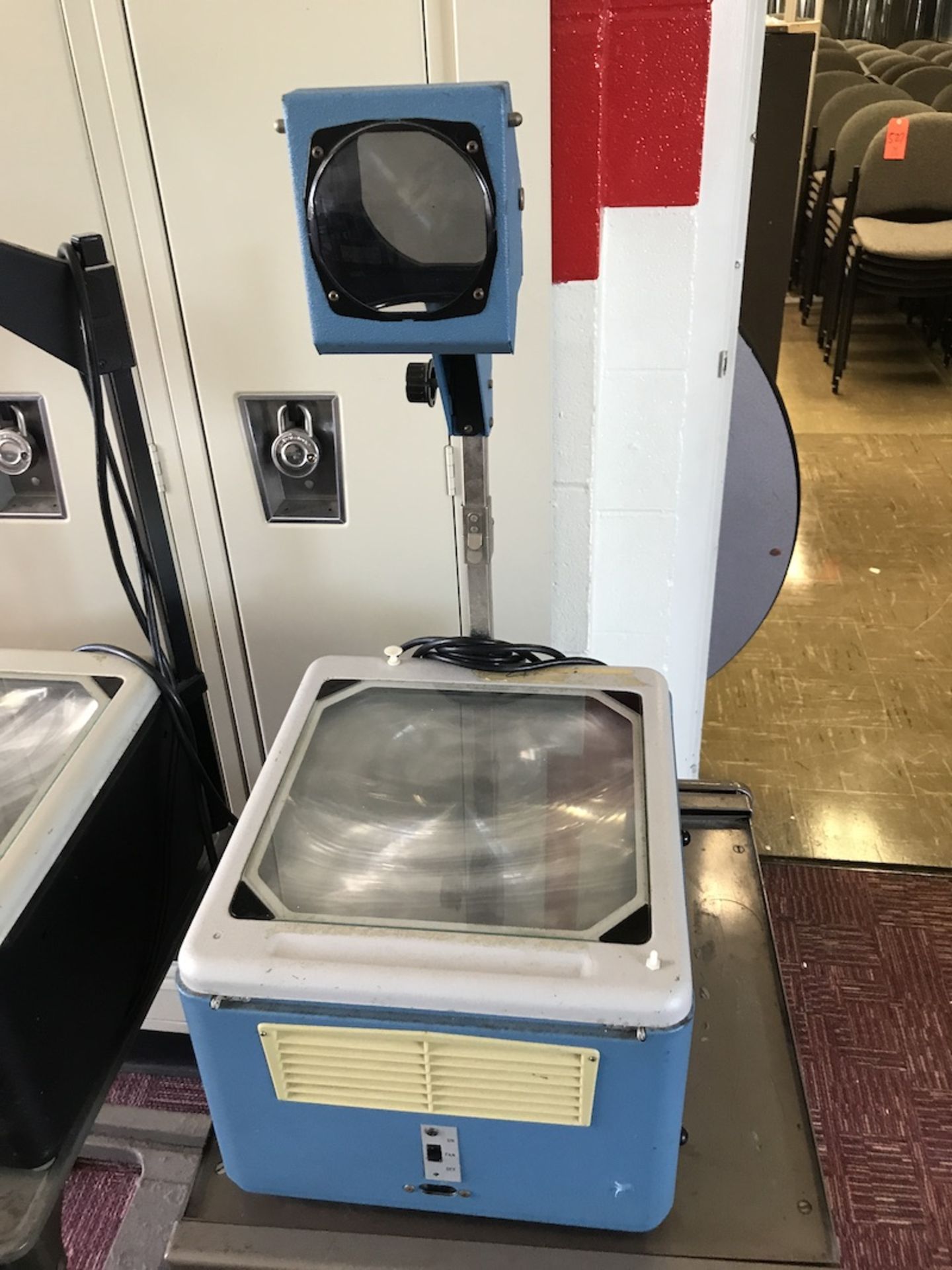 Lot - (2) Overhead Projectors (2) Rolling Carts (Room 206) - Image 2 of 3