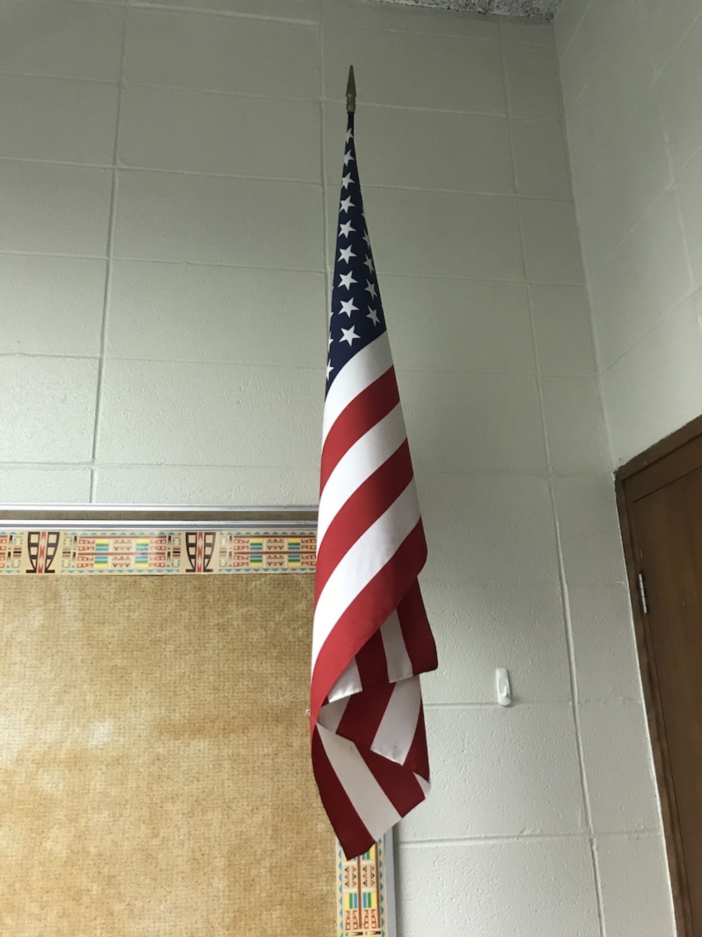 Lot - (1) Screen Projector (1) Wall Clock (1) American Flag (Room 404) - Image 2 of 3