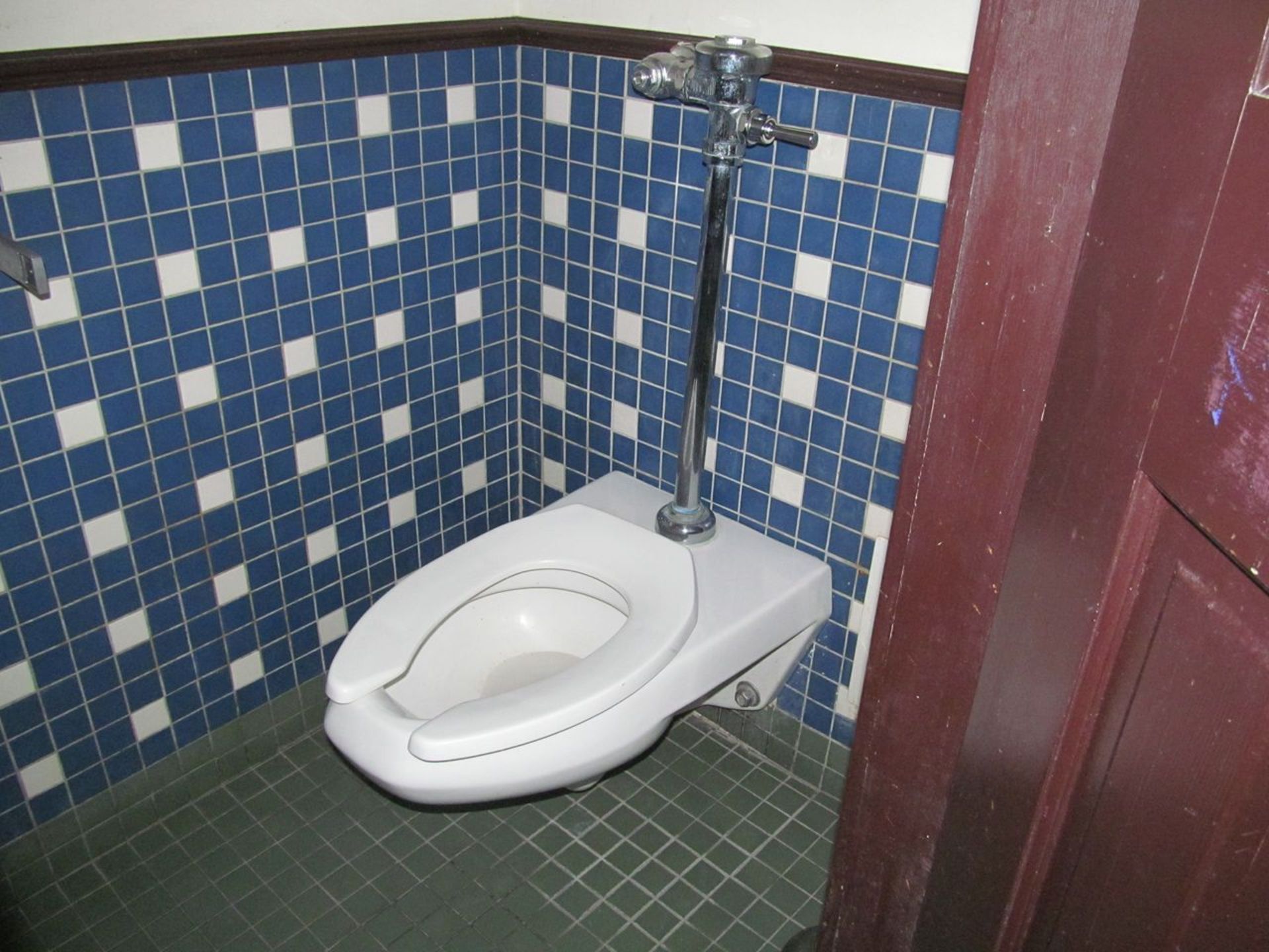 Lot - (3) Urinals, (1) Toilet (Upstairs Restrooms) - Image 3 of 3