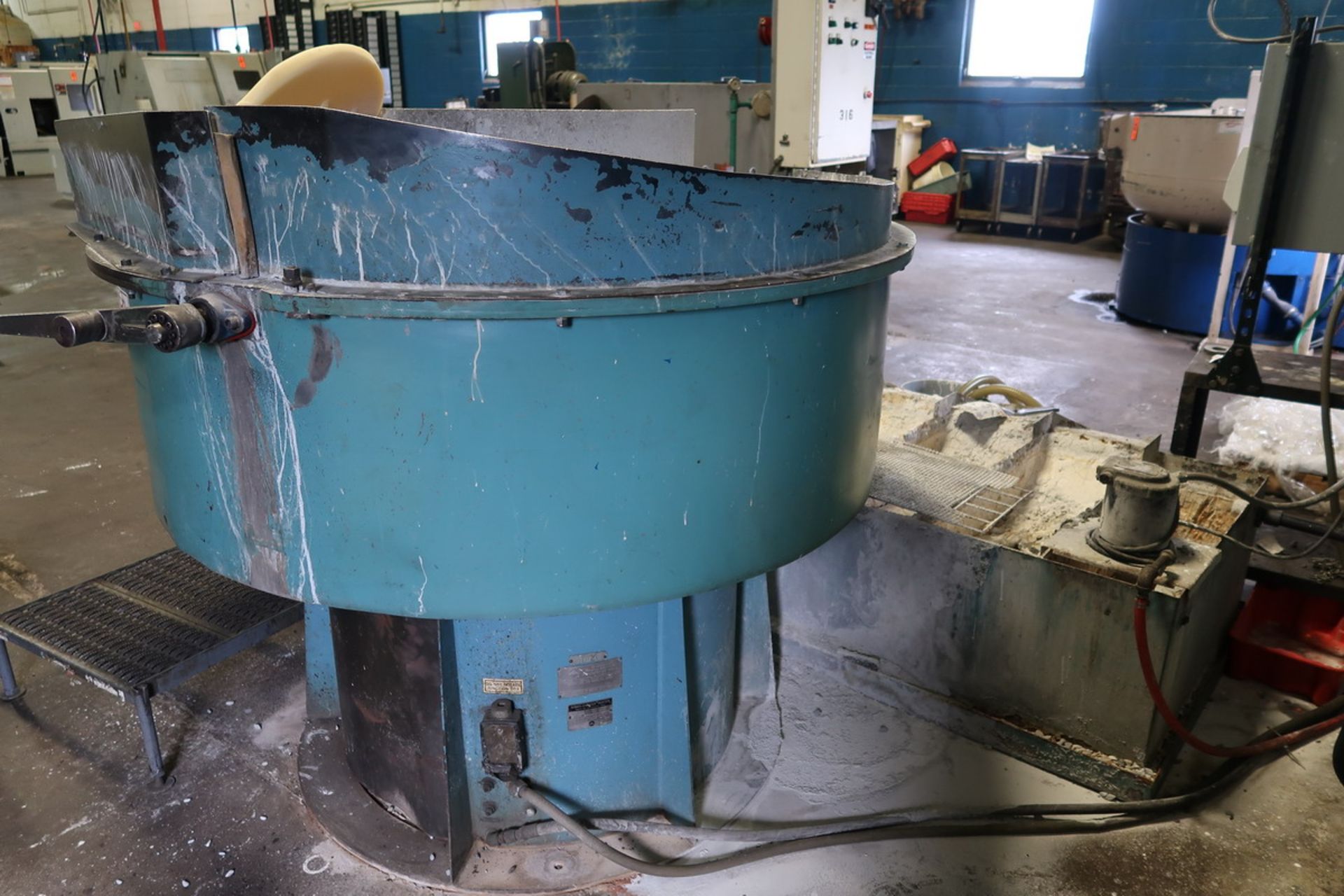 Sweco Model Vibro-Energy Vibratory Finisher; 48 in. Diameter Bowl, Control Panel (S/N: 14FM884- - Image 4 of 9