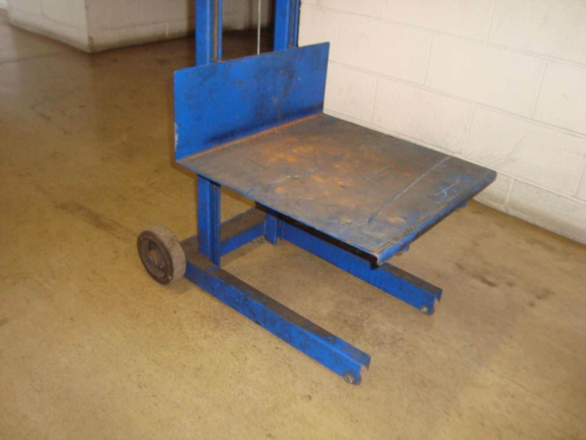 Mobile Heavy Duty Die Lift Cart, Hand Crank With 20" x 20" in. Table (Garage Bays Outside North - Image 3 of 4