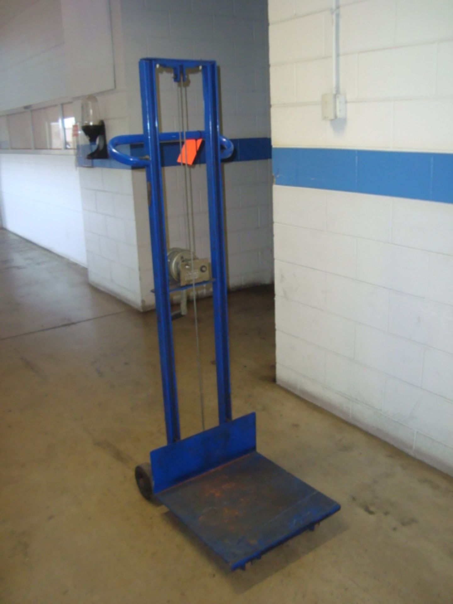 Mobile Heavy Duty Die Lift Cart, Hand Crank With 20" x 20" in. Table (Garage Bays Outside North - Image 2 of 4