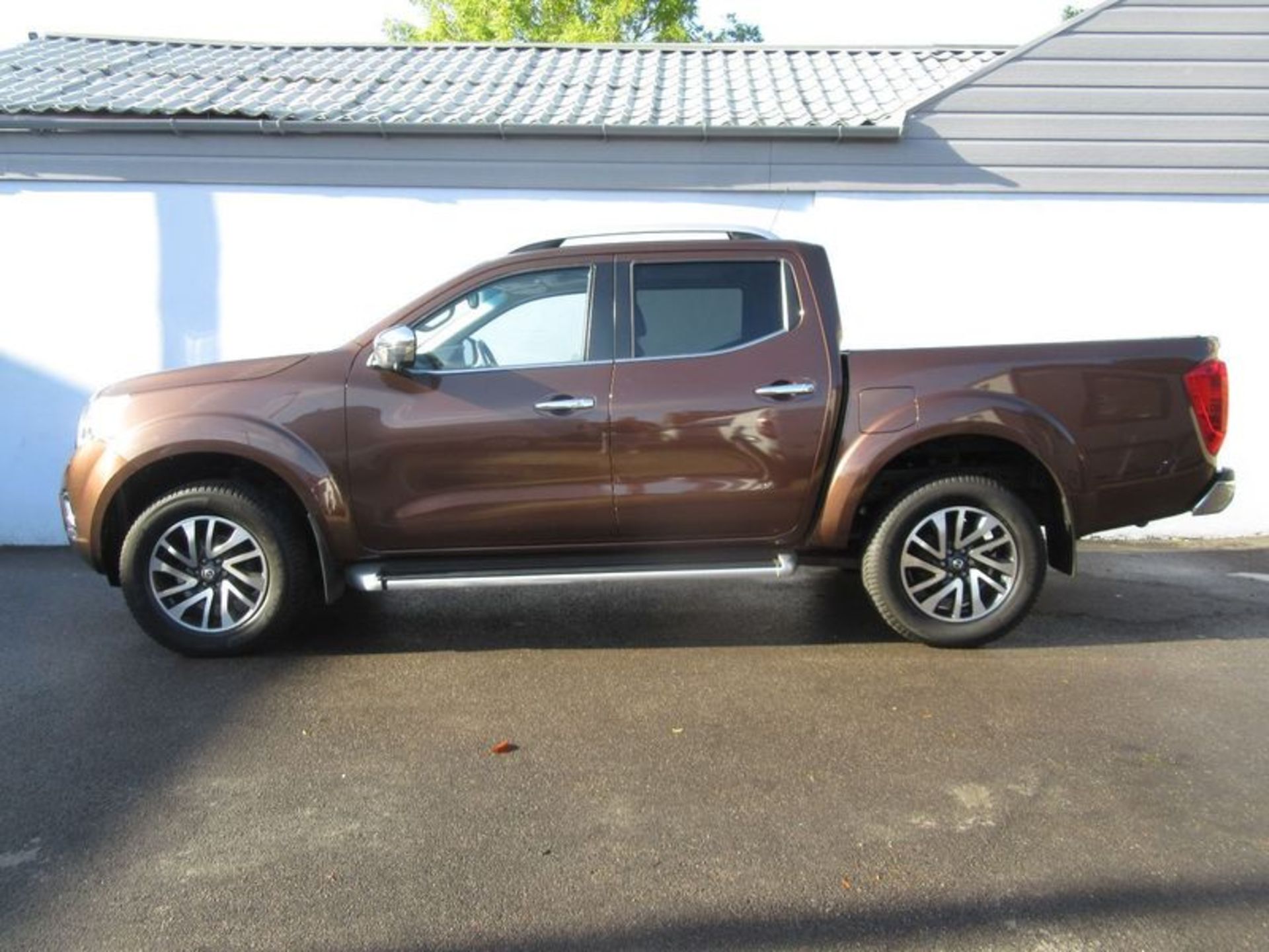 (RESERVE MET) Nissan Navara 2.3 DCI Tekna Edition Double Cab 4WD - Auto - 2017 Model - High Spec - Image 2 of 7