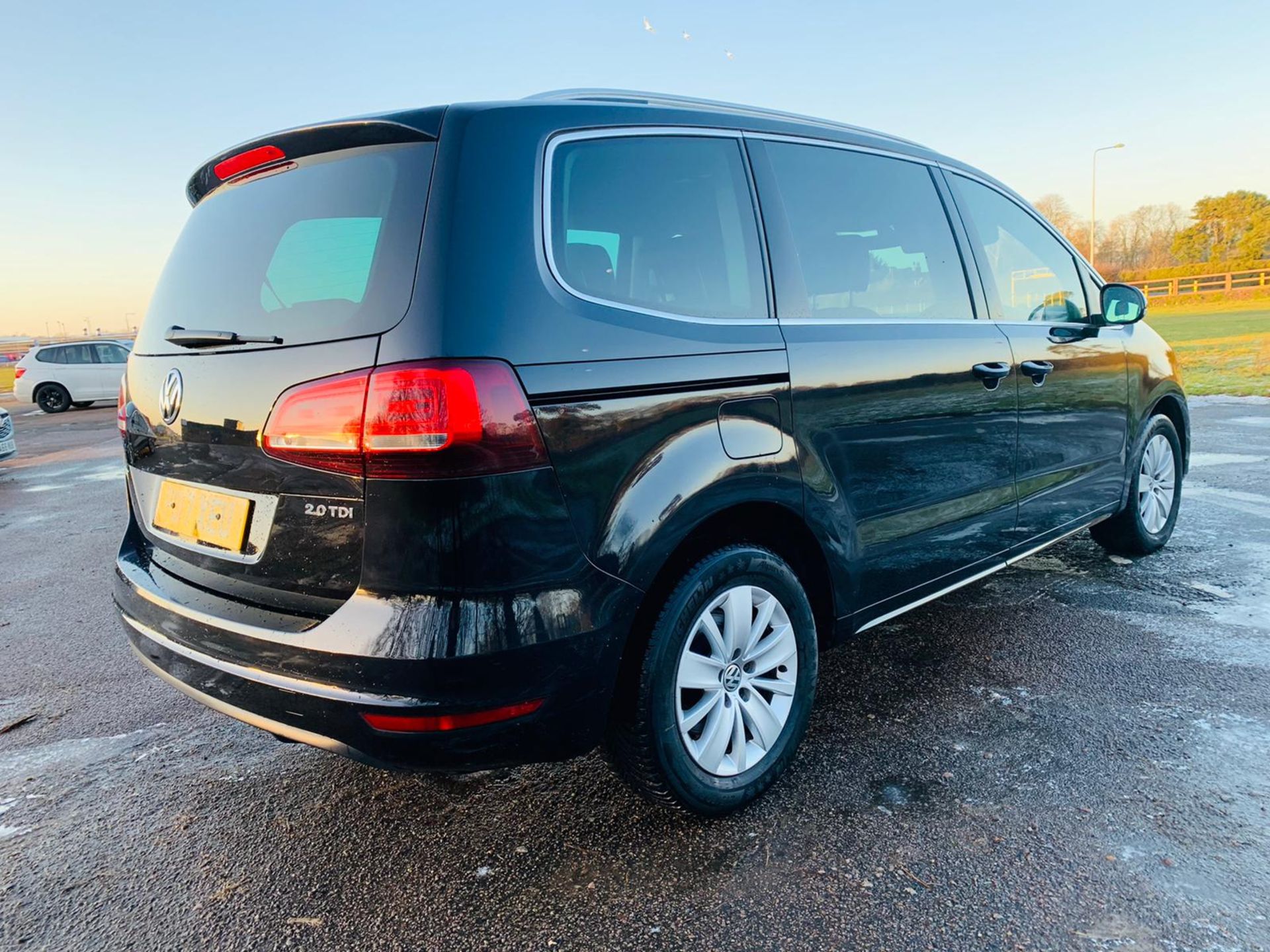 (RESERVE MET) Volkswagen Sharan SE 2.0 TDI Bluemotion (MPV) 7 Seats - 2017 17 Reg - Parking Sensors - Image 2 of 25