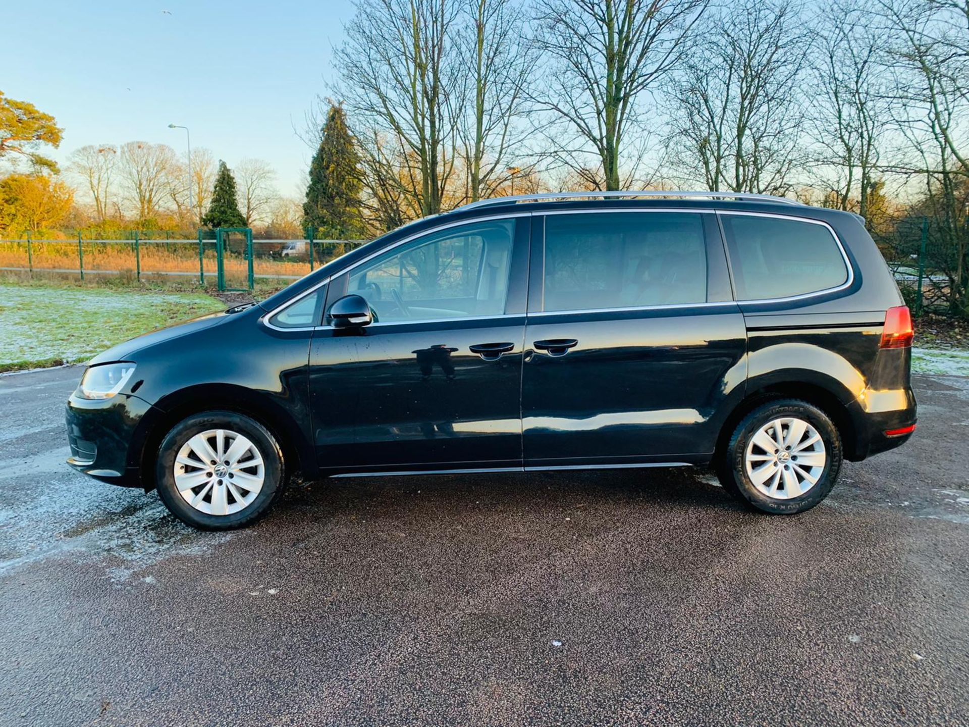 (RESERVE MET) Volkswagen Sharan SE 2.0 TDI Bluemotion (MPV) 7 Seats - 2017 17 Reg - Parking Sensors - Image 3 of 25