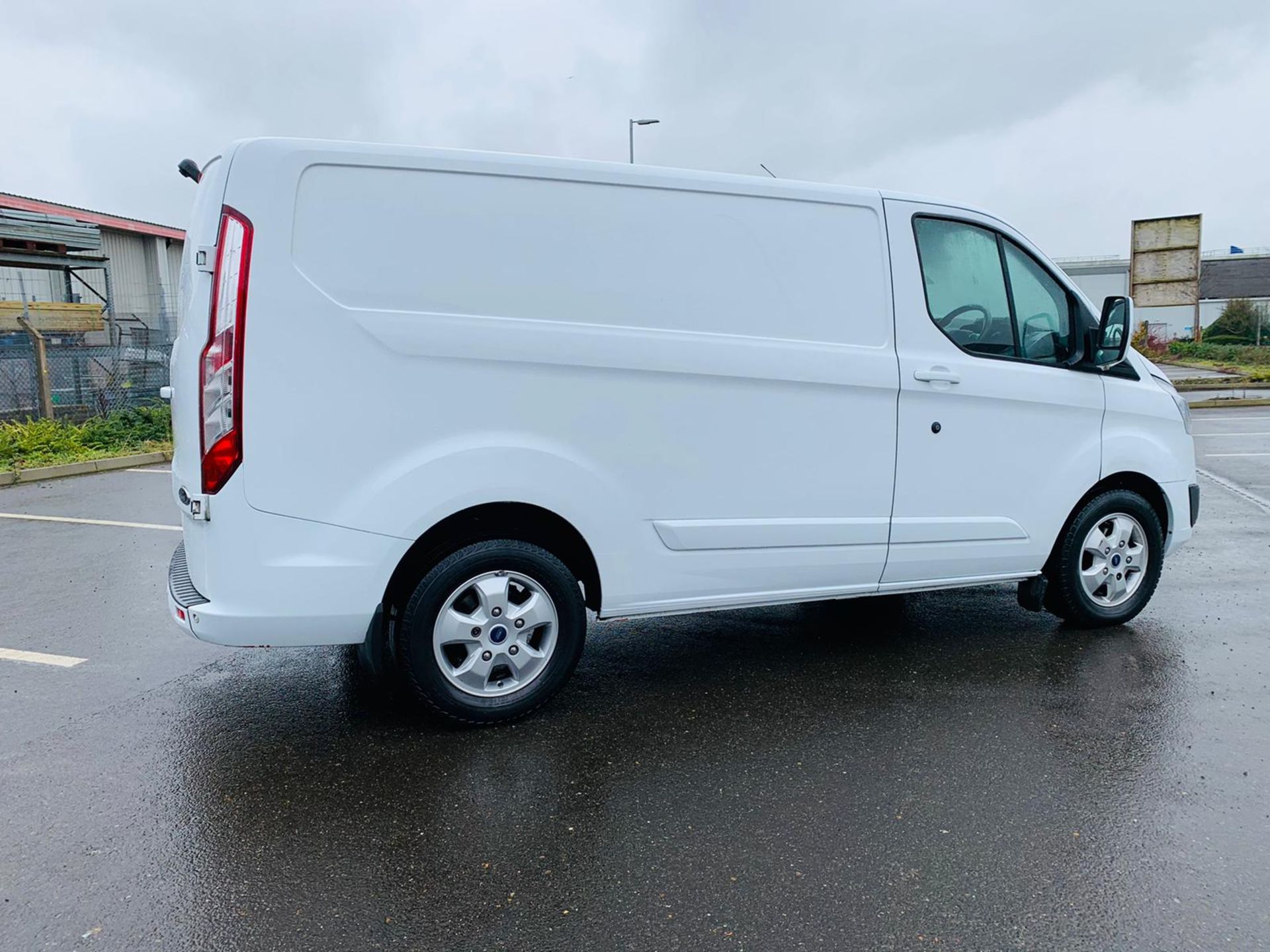 (RESERVE MET) Ford Transit Custom *Limited* 2.0 TDCI (129 BHP) 2017 Reg - Air Con - Sat Nav - Euro6 - Image 8 of 30