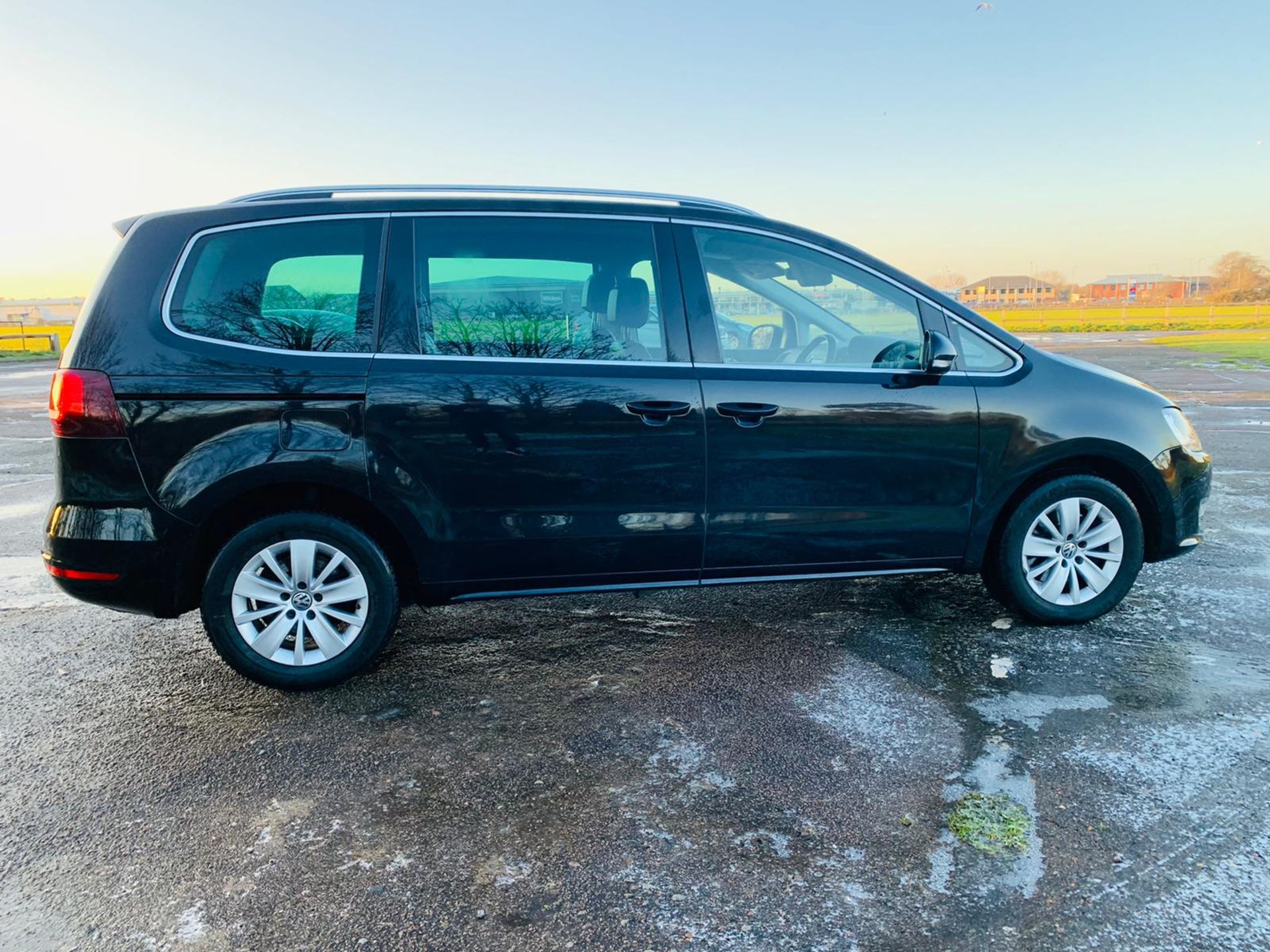 (RESERVE MET) Volkswagen Sharan SE 2.0 TDI Bluemotion (MPV) 7 Seats - 2017 17 Reg - Parking Sensors - Image 7 of 25