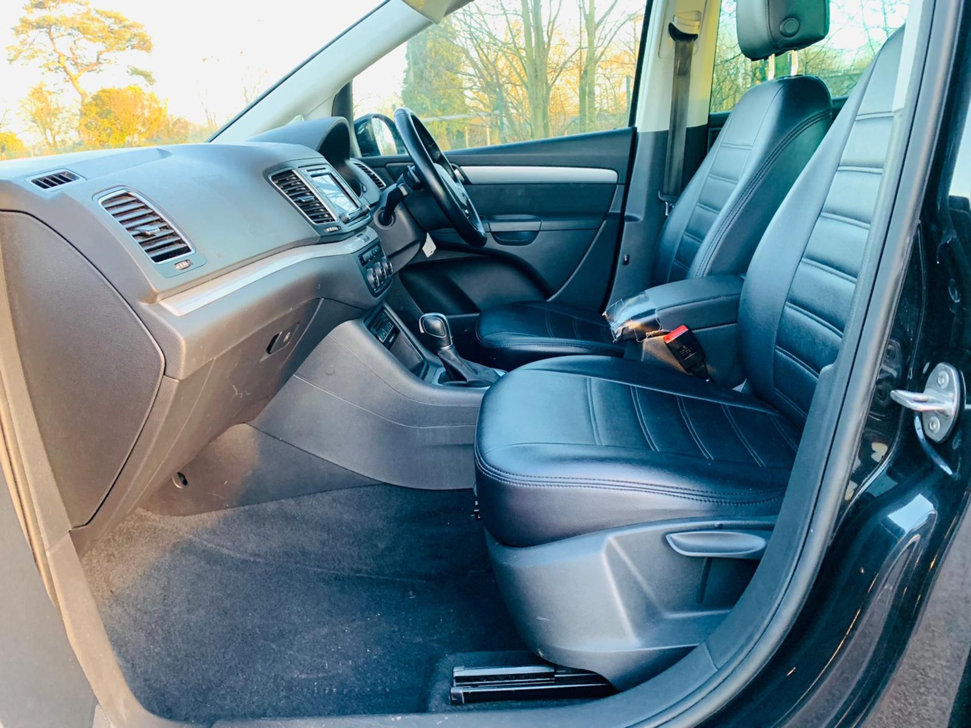 (RESERVE MET) Volkswagen Sharan SE 2.0 TDI Bluemotion (MPV) 7 Seats - 2017 17 Reg - Parking Sensors - Image 14 of 25