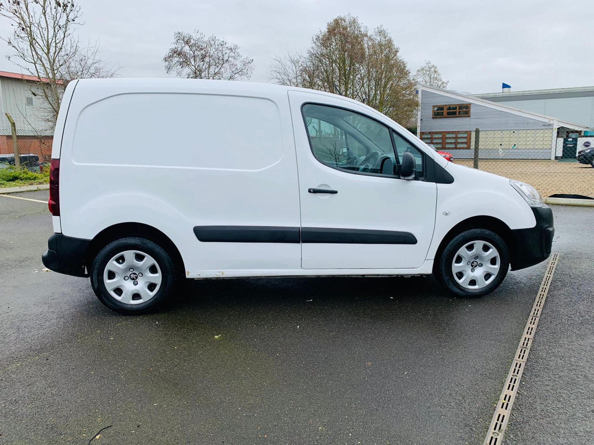 (RESERVE MET) Peugeot Partner 1.6 HDI Professional - 2017 Model - Air Con - Service History - Image 2 of 22