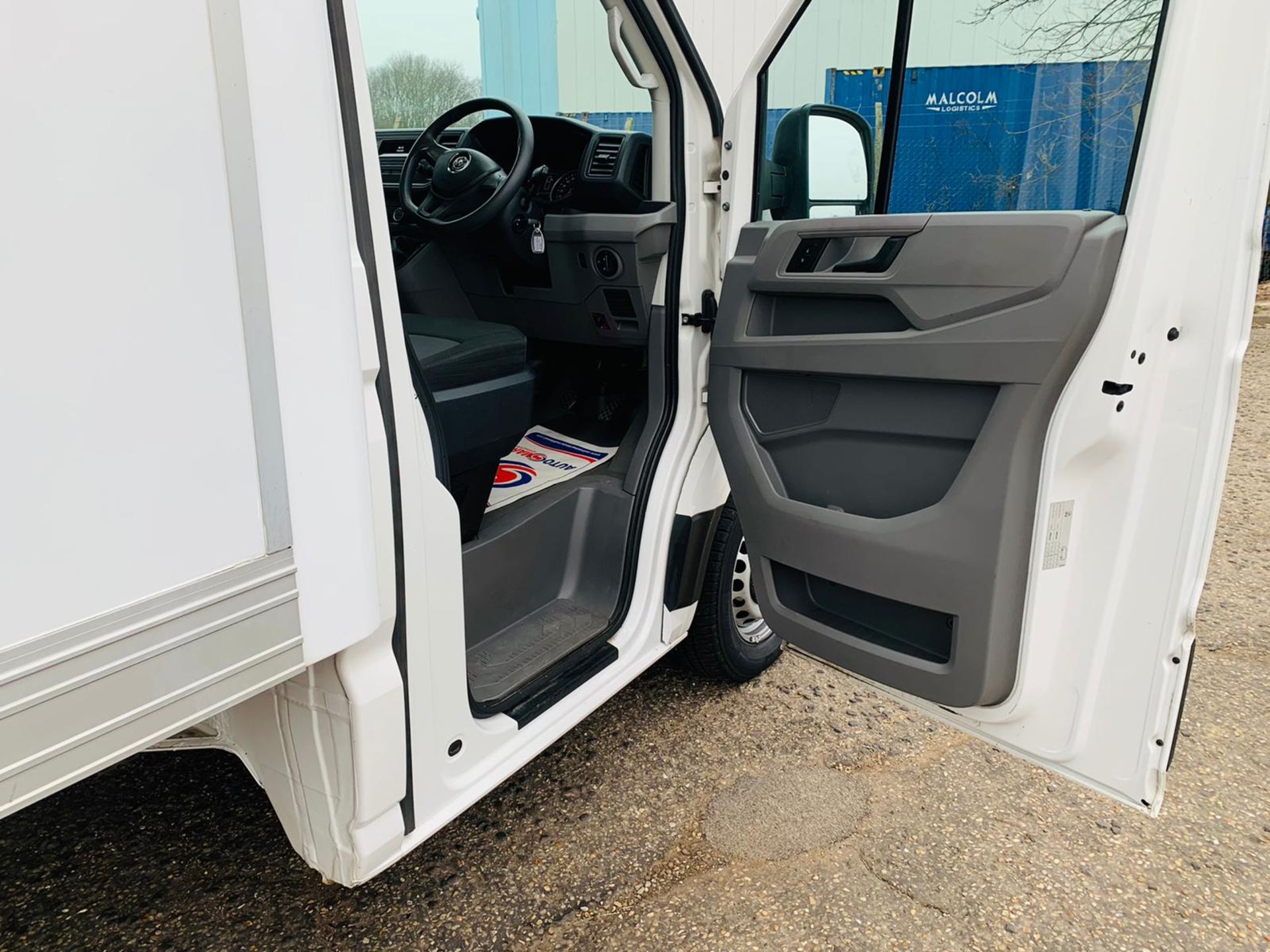 (RESERVE MET) Volkswagen (VW) Crafter Luton LWB CR35 2.0 TDI- 2019 19 Reg - 1 Owner - Euro6-TailLift - Image 24 of 25