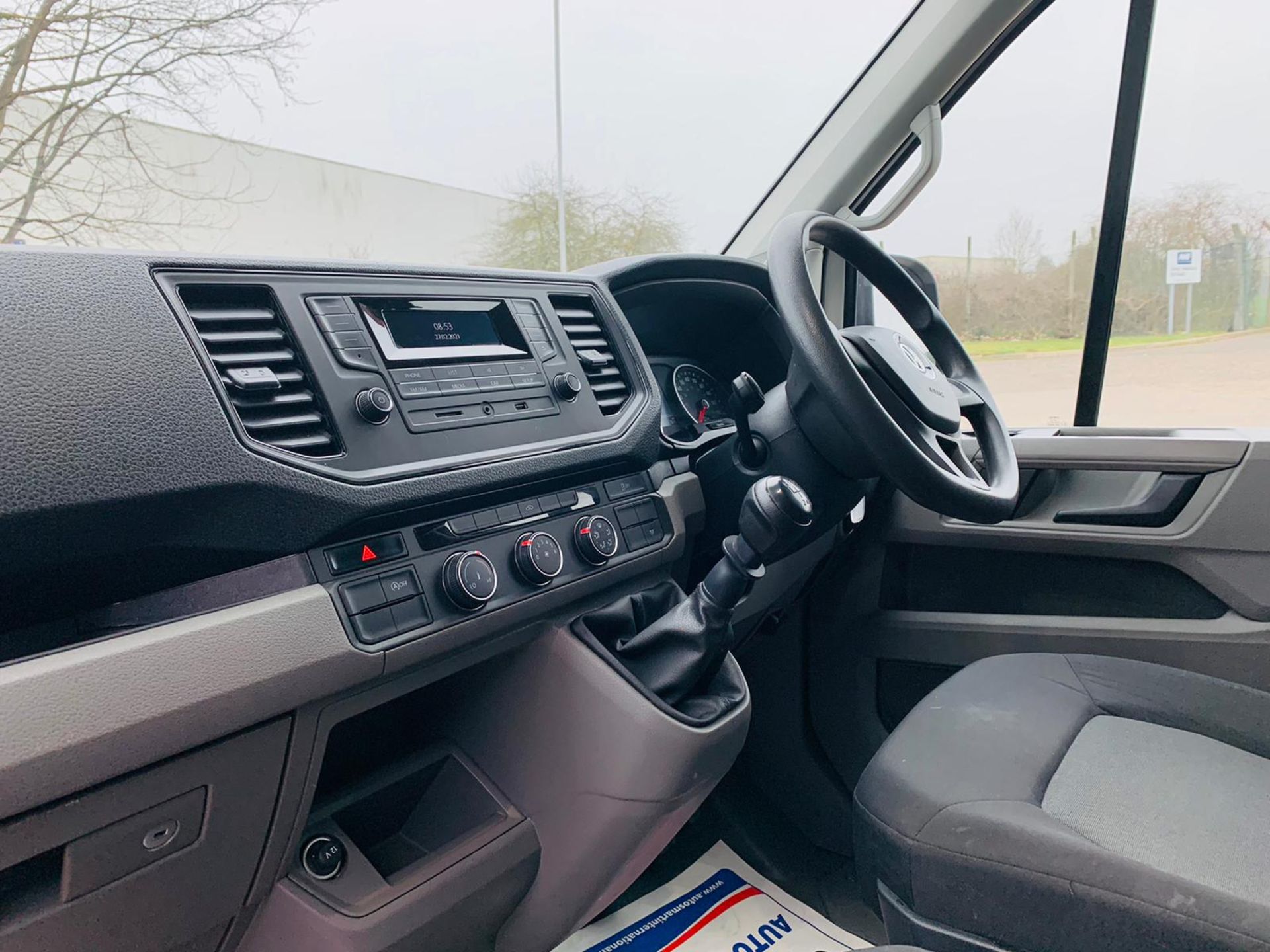 (RESERVE MET) Volkswagen (VW) Crafter Luton LWB CR35 2.0 TDI- 2019 19 Reg - 1 Owner - Euro6-TailLift - Image 18 of 25