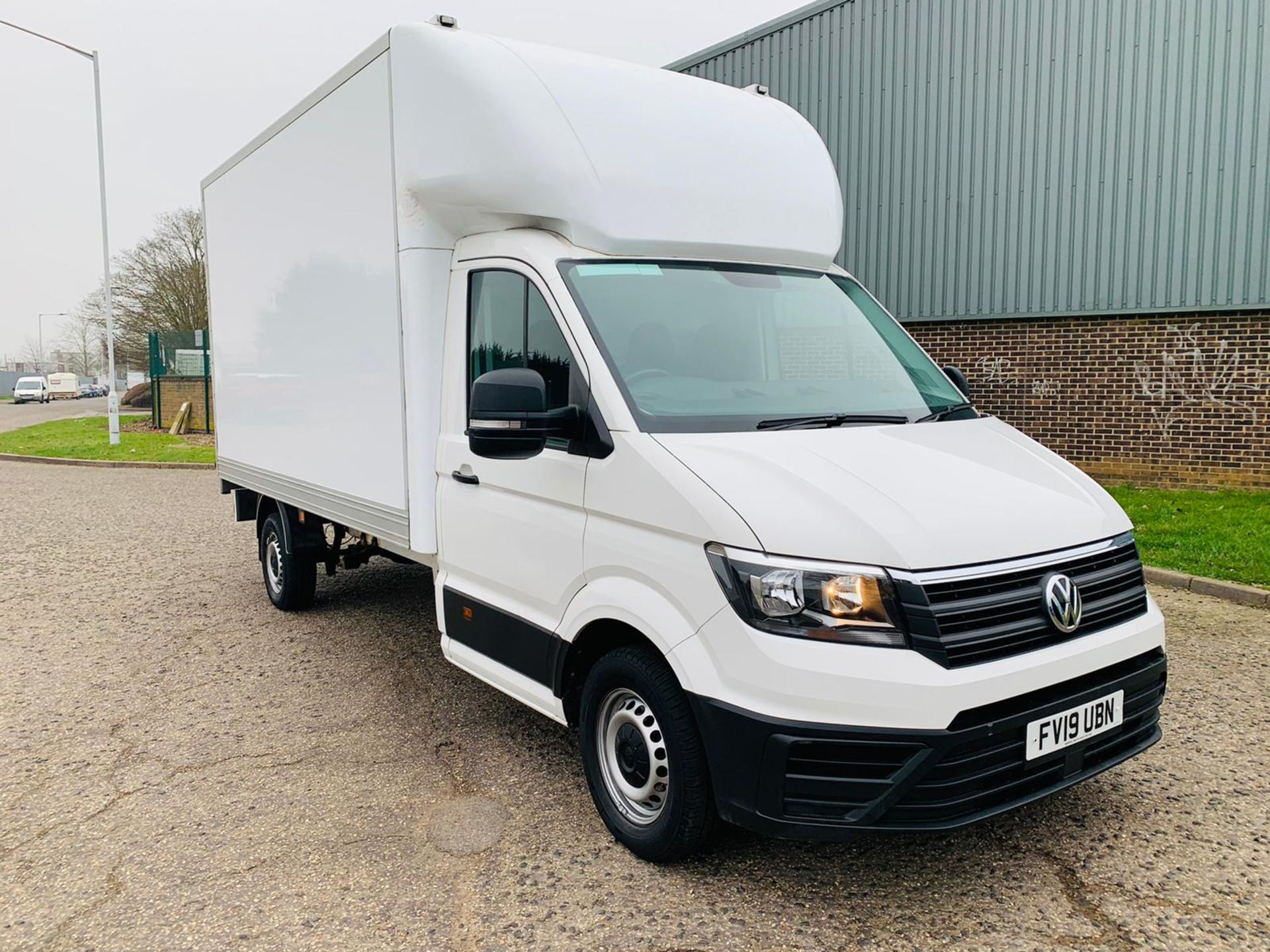 (RESERVE MET) Volkswagen (VW) Crafter Luton LWB CR35 2.0 TDI- 2019 19 Reg - 1 Owner - Euro6-TailLift - Image 2 of 25