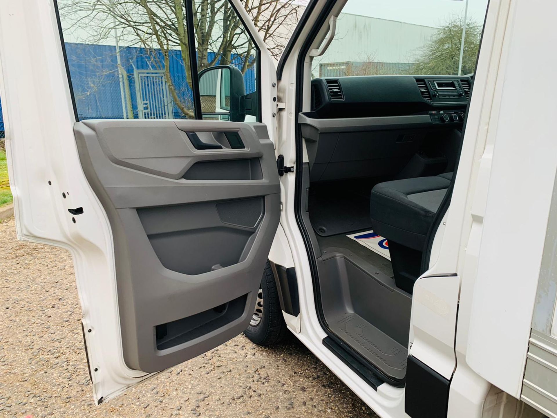 (RESERVE MET) Volkswagen (VW) Crafter Luton LWB CR35 2.0 TDI- 2019 19 Reg - 1 Owner - Euro6-TailLift - Image 15 of 25