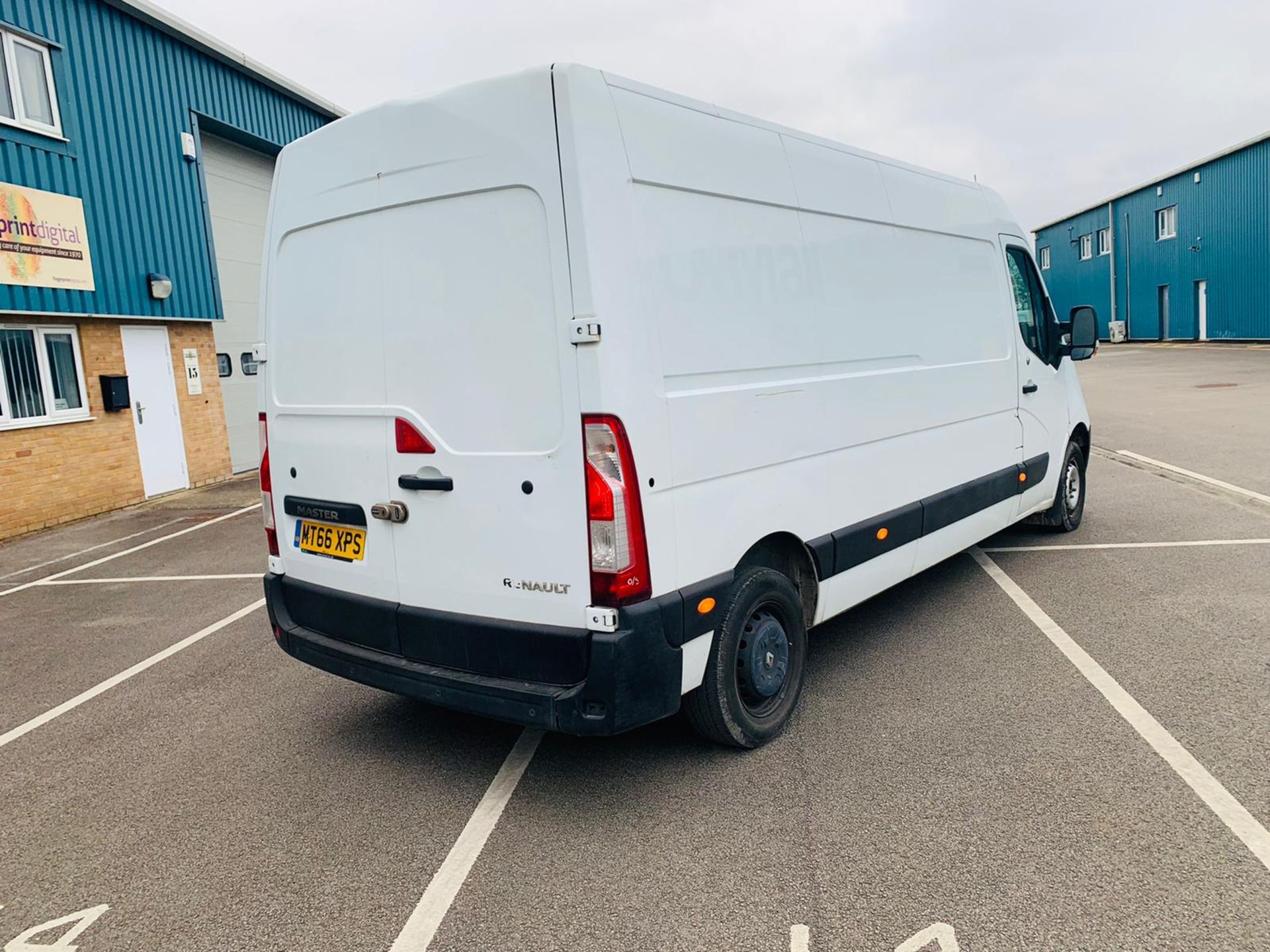 (RESERVE MET) Renault Master LM35 2.3 DCI Business - LWB - Euro 6 - ULEZ Compliant - 2017 Model - Image 4 of 17