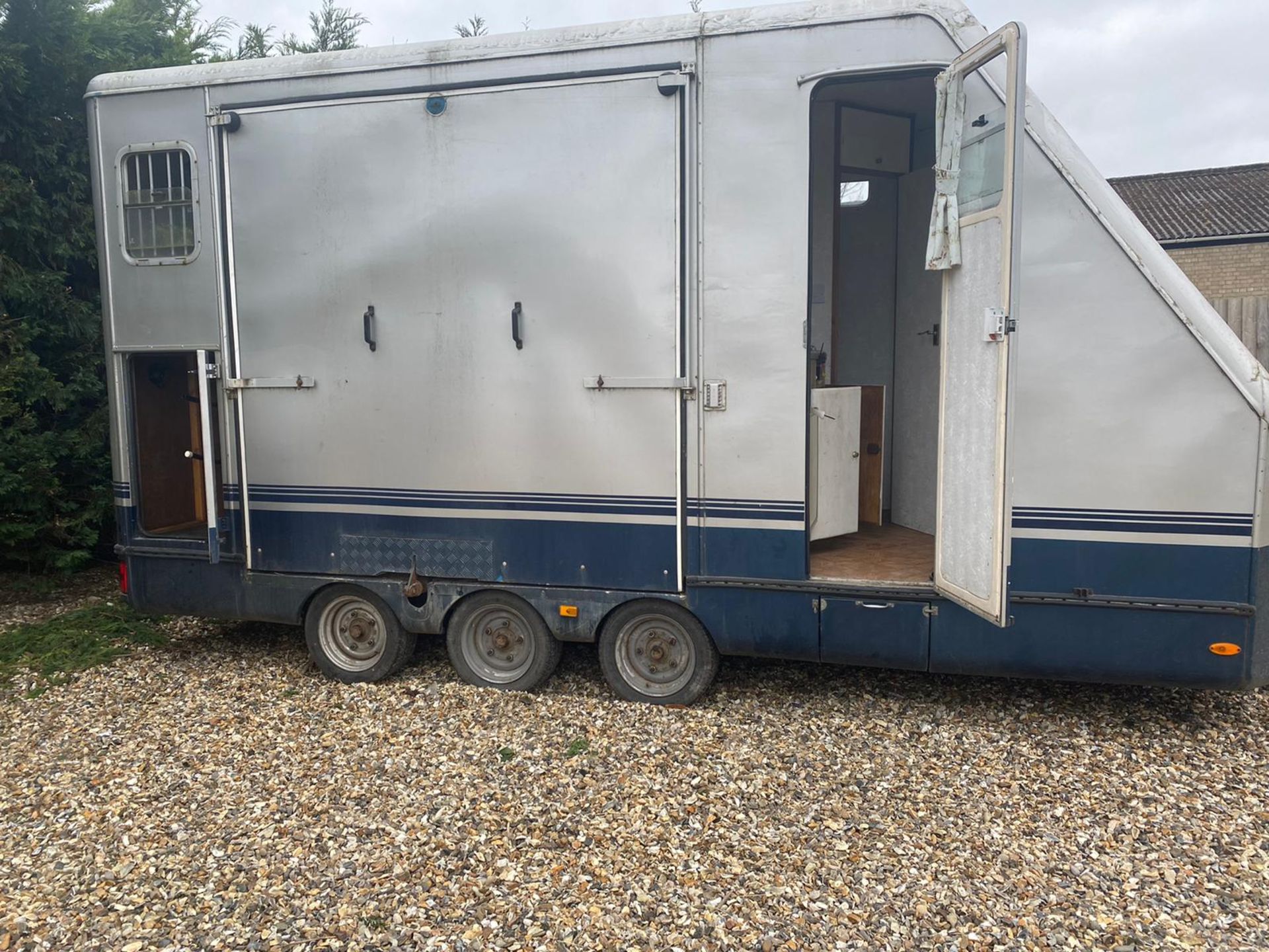 (RESERVE MET) EQUI-TREK STAR TREKA HORSE TRAILER - 2006 - Image 2 of 10