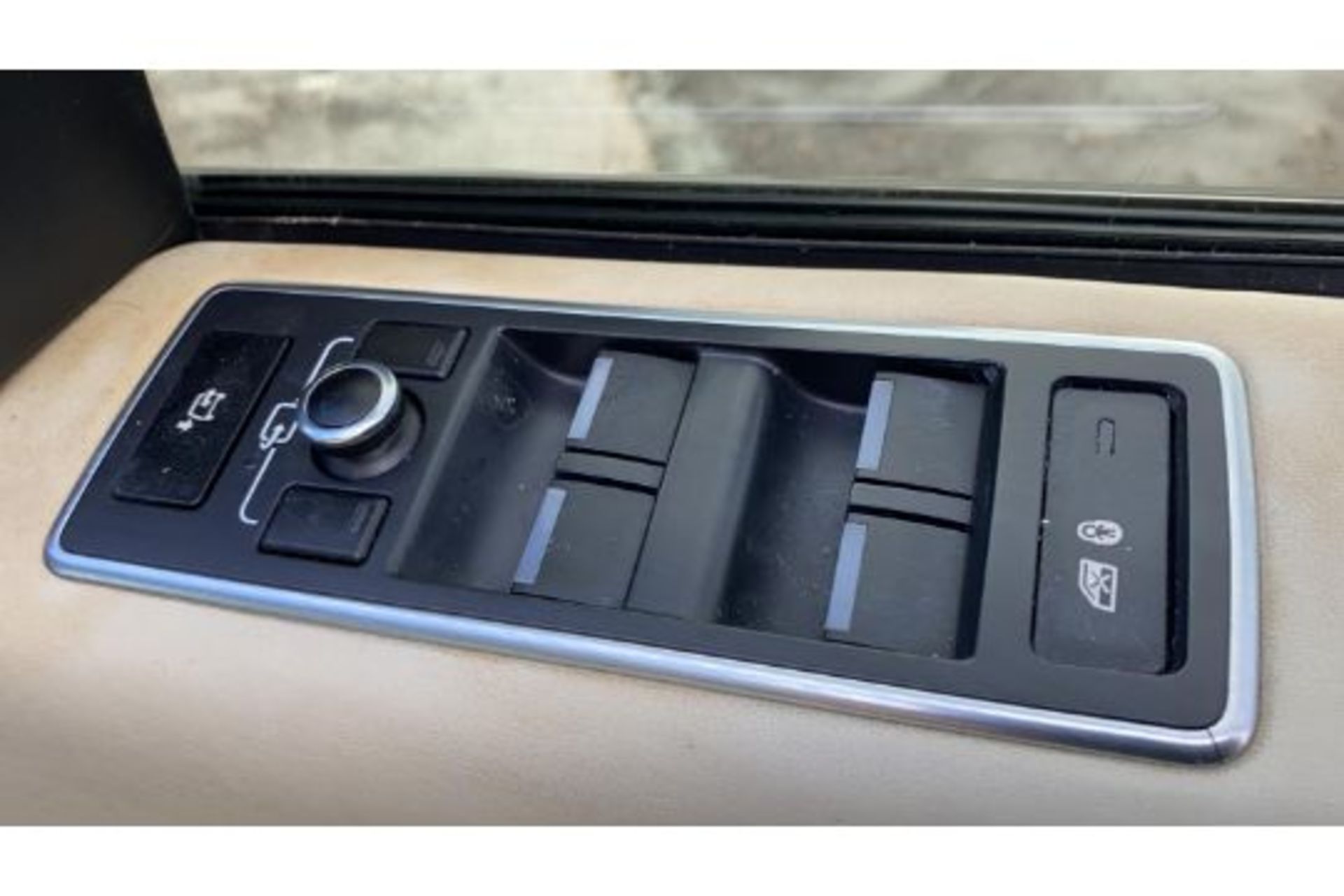 Range Rover Vogue 3.0 TDV6 SE Auto - Black Pack - NEW SHAPE - FULLY LOADED - Pan Roof - Image 18 of 30