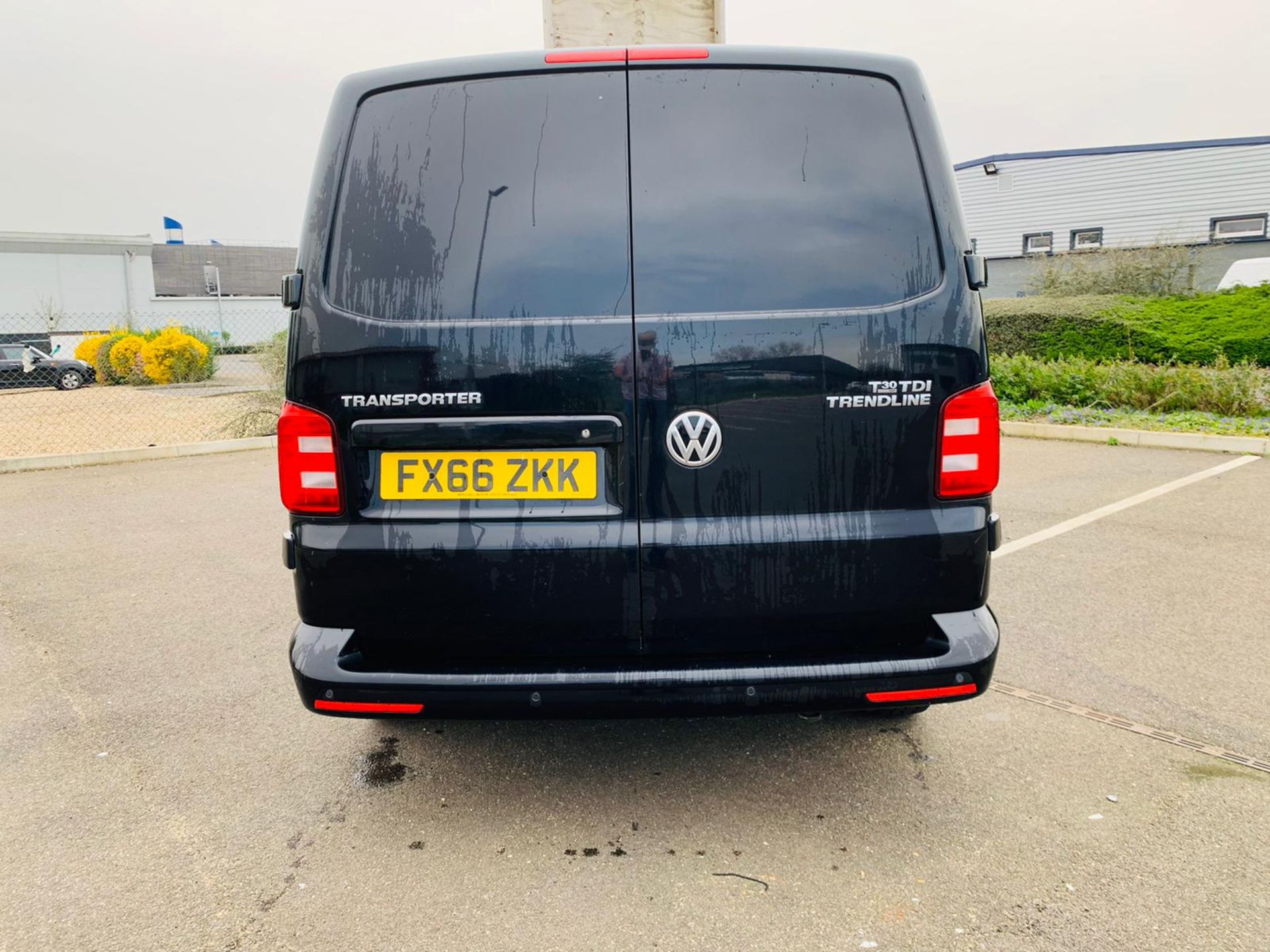 Reserve Met - Volkswagen Transporter T30 2.0 TDI Trendline - 2017 Model - Euro 6 - 1 Owner - Image 3 of 18