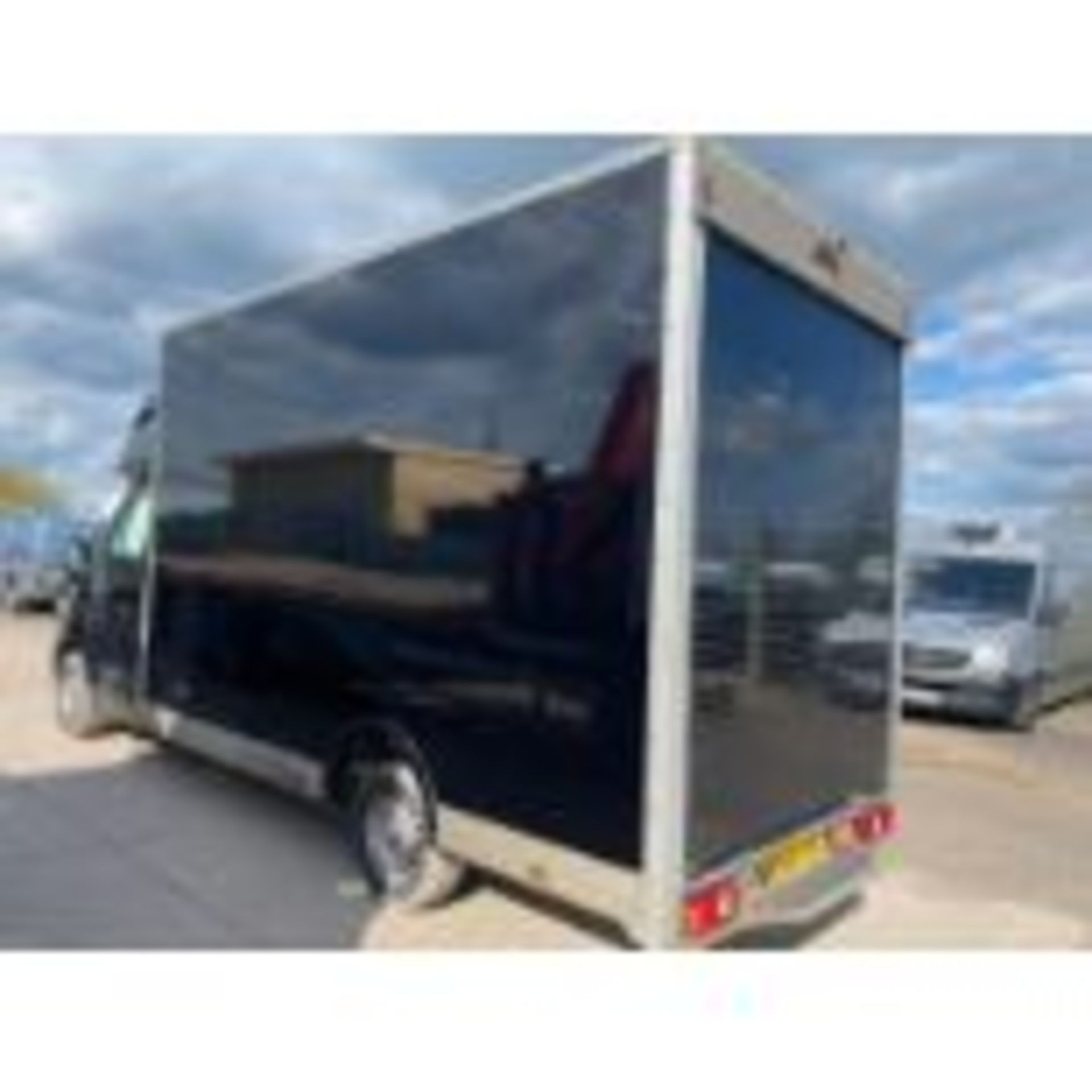 (RESERVE MET) Renault Master Load LowLoader Luton (2016 Model) Black -long wheel base -Removal truck - Image 2 of 4