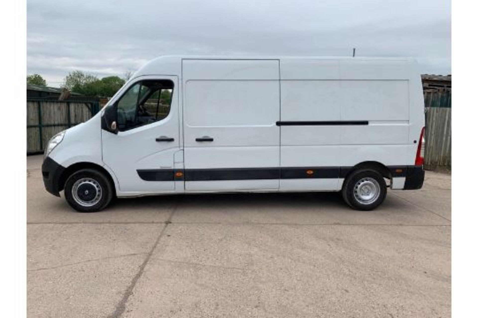 (RESERVE MET) Renault Master 2.3 DCI Energy Business Edition LWB Medium Roof Van - 2016 16 Reg - - Image 2 of 2