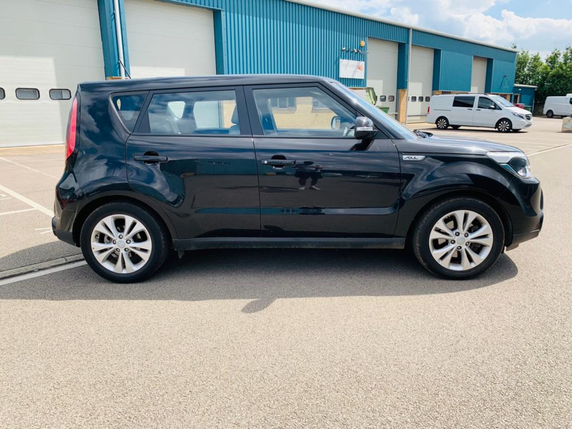 KIA Soul 1.6 Connect + (130 BHP) 2015 15 Reg - Sat Nav - Cruise - Air Con - ONLY 42K Miles NO VAT - Image 4 of 22