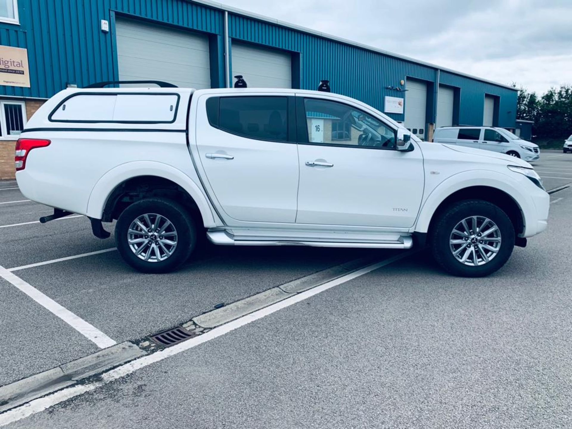 (RESERVE MET)Mitsubishi L200 Titan 2.4 DI-D Double Cab - 17 Reg 1 Owner -Sports Canopy - Euro 6 ULEZ - Image 6 of 23