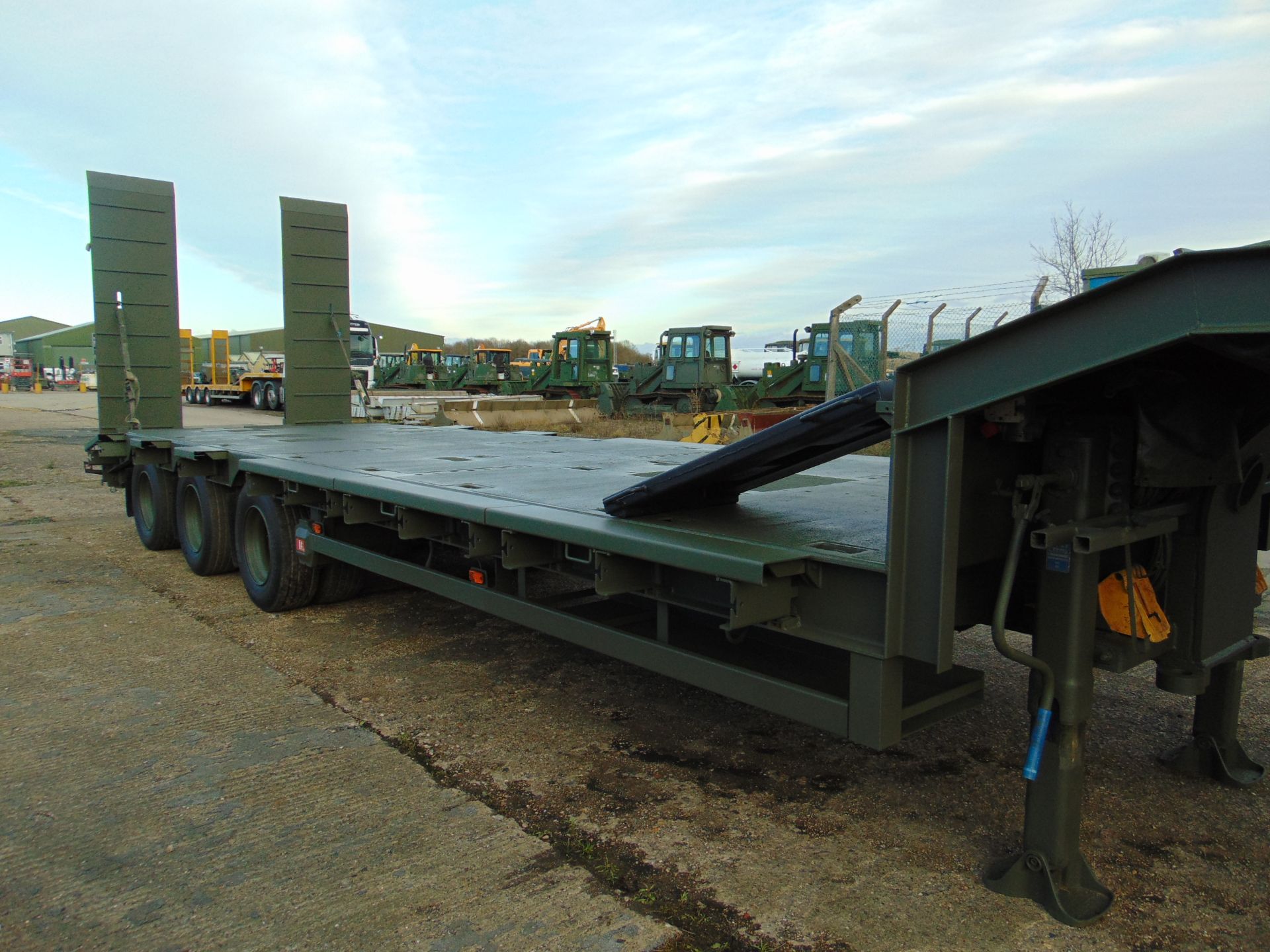 EX RESERVE Broshuis E-2130 Tri Axle Stepframe 59 Ton Trailer - Image 17 of 47