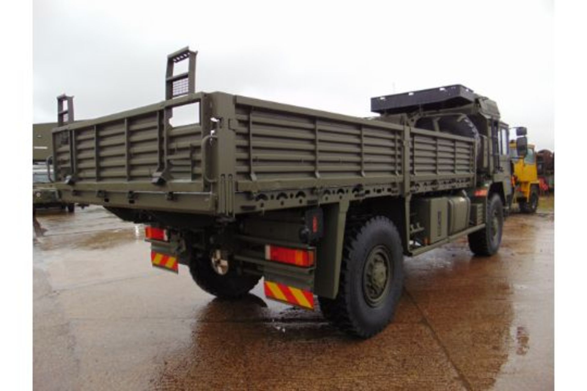 MAN 4X4 HX60 18.330 FLAT BED CARGO TRUCK ONLY 21,891km! - Image 6 of 25