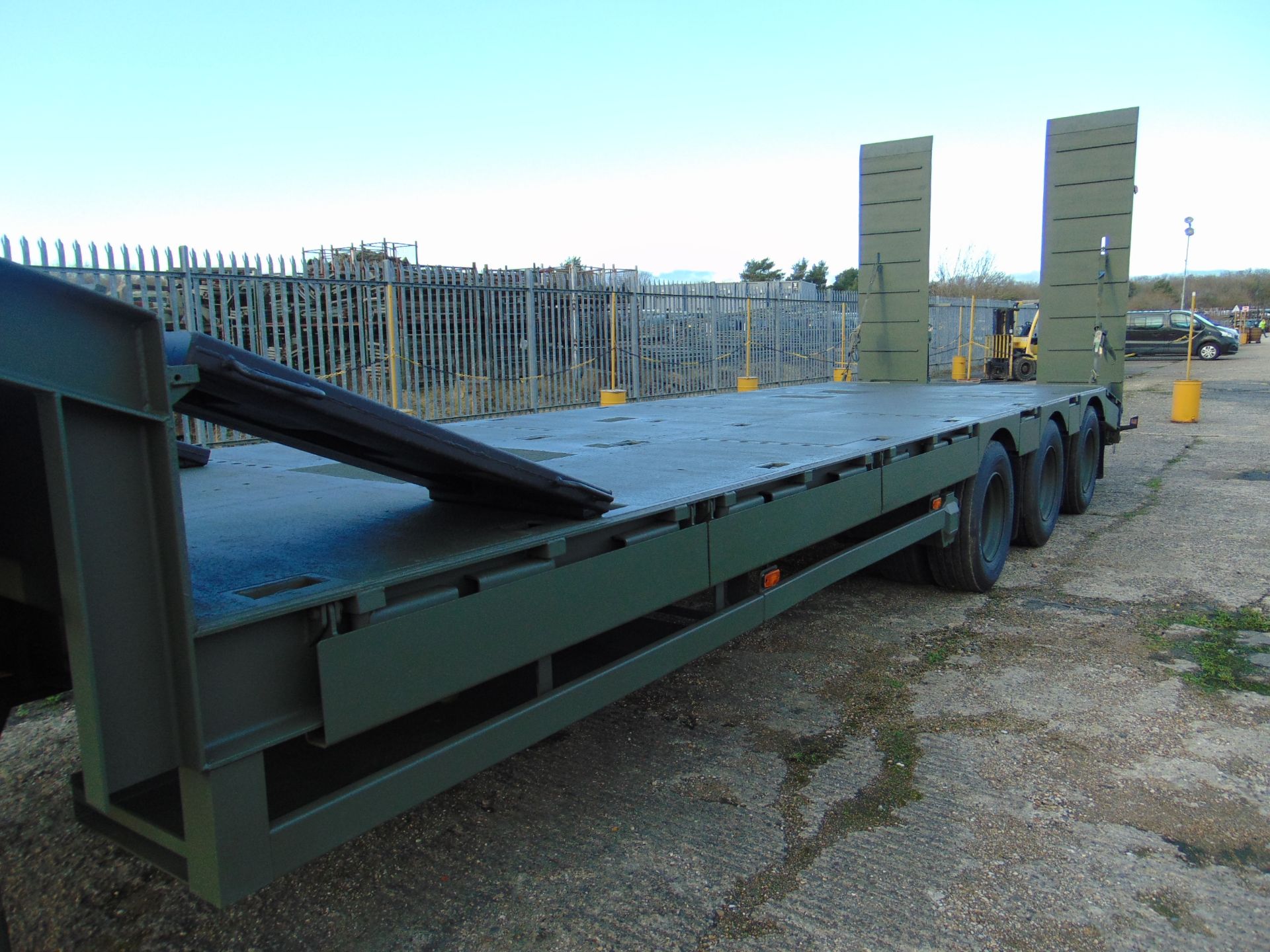 EX RESERVE Broshuis E-2130 Tri Axle Stepframe 59 Ton Trailer - Image 11 of 47