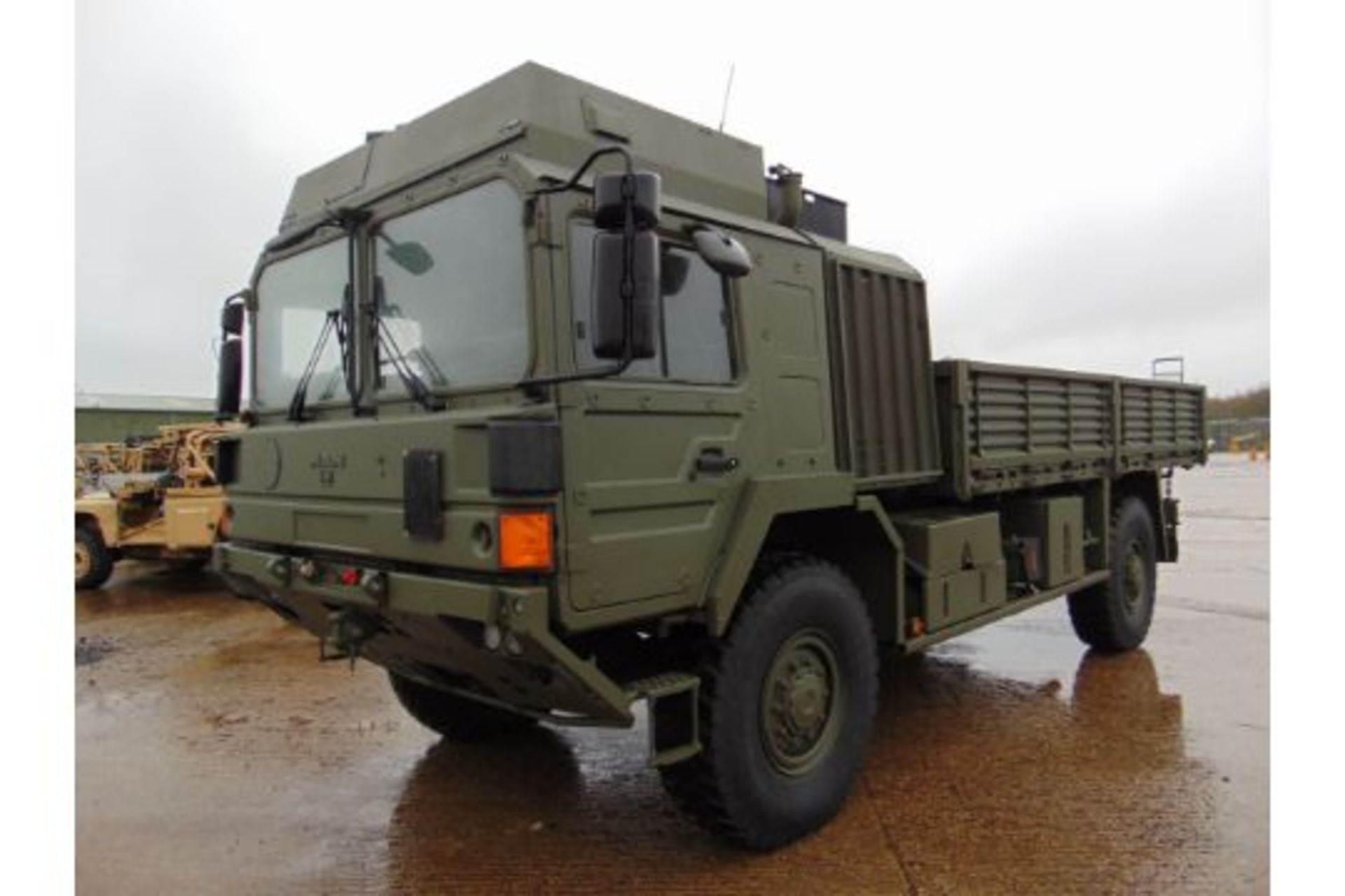 MAN 4X4 HX60 18.330 FLAT BED CARGO TRUCK ONLY 21,891km! - Image 3 of 25