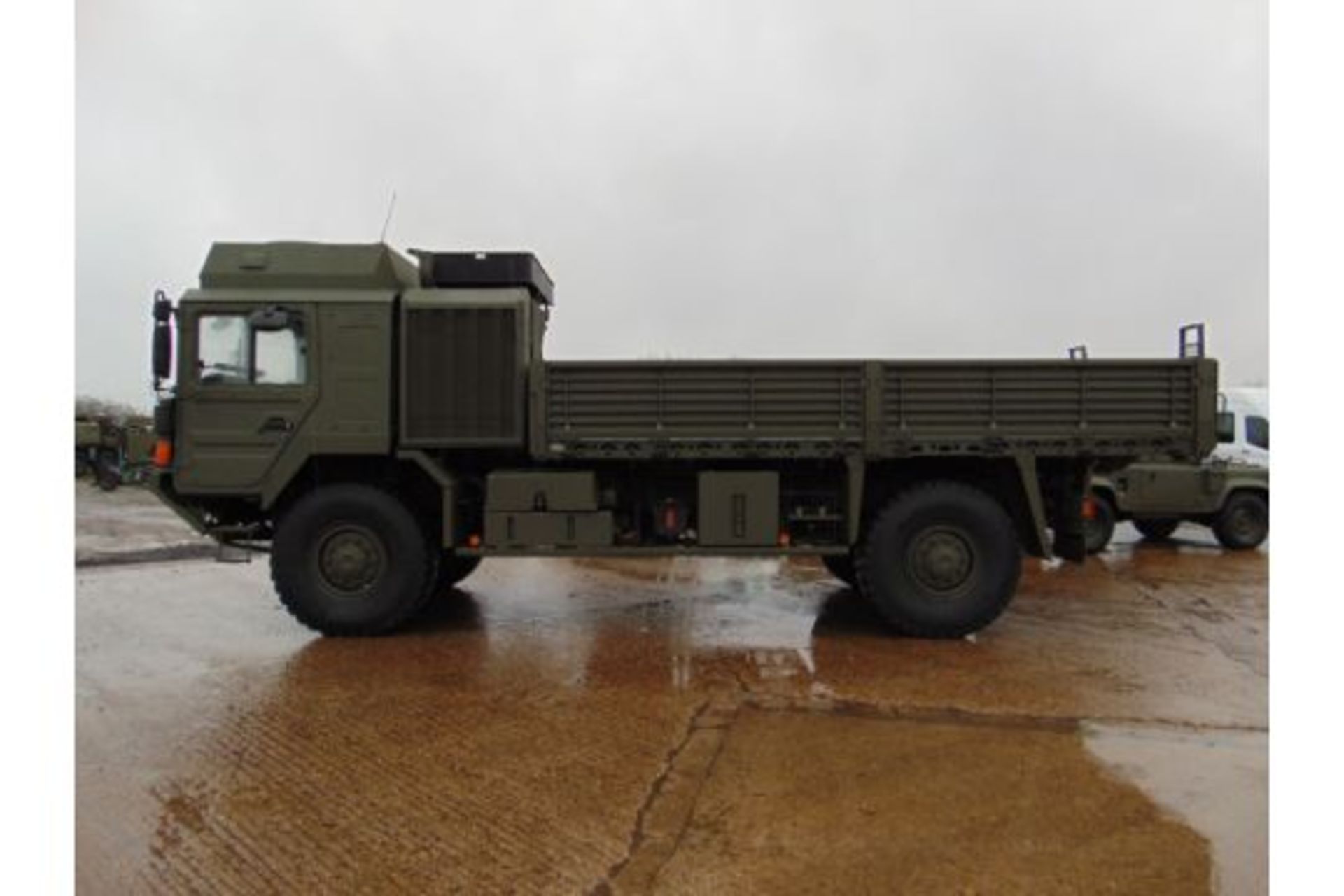 MAN 4X4 HX60 18.330 FLAT BED CARGO TRUCK ONLY 21,891km! - Image 4 of 25