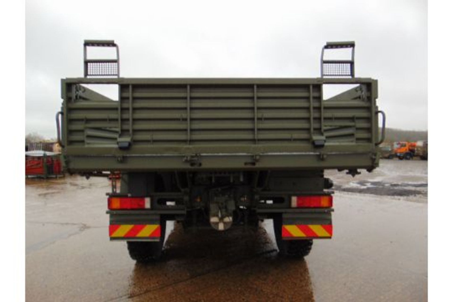 MAN 4X4 HX60 18.330 FLAT BED CARGO TRUCK ONLY 21,891km! - Image 7 of 25