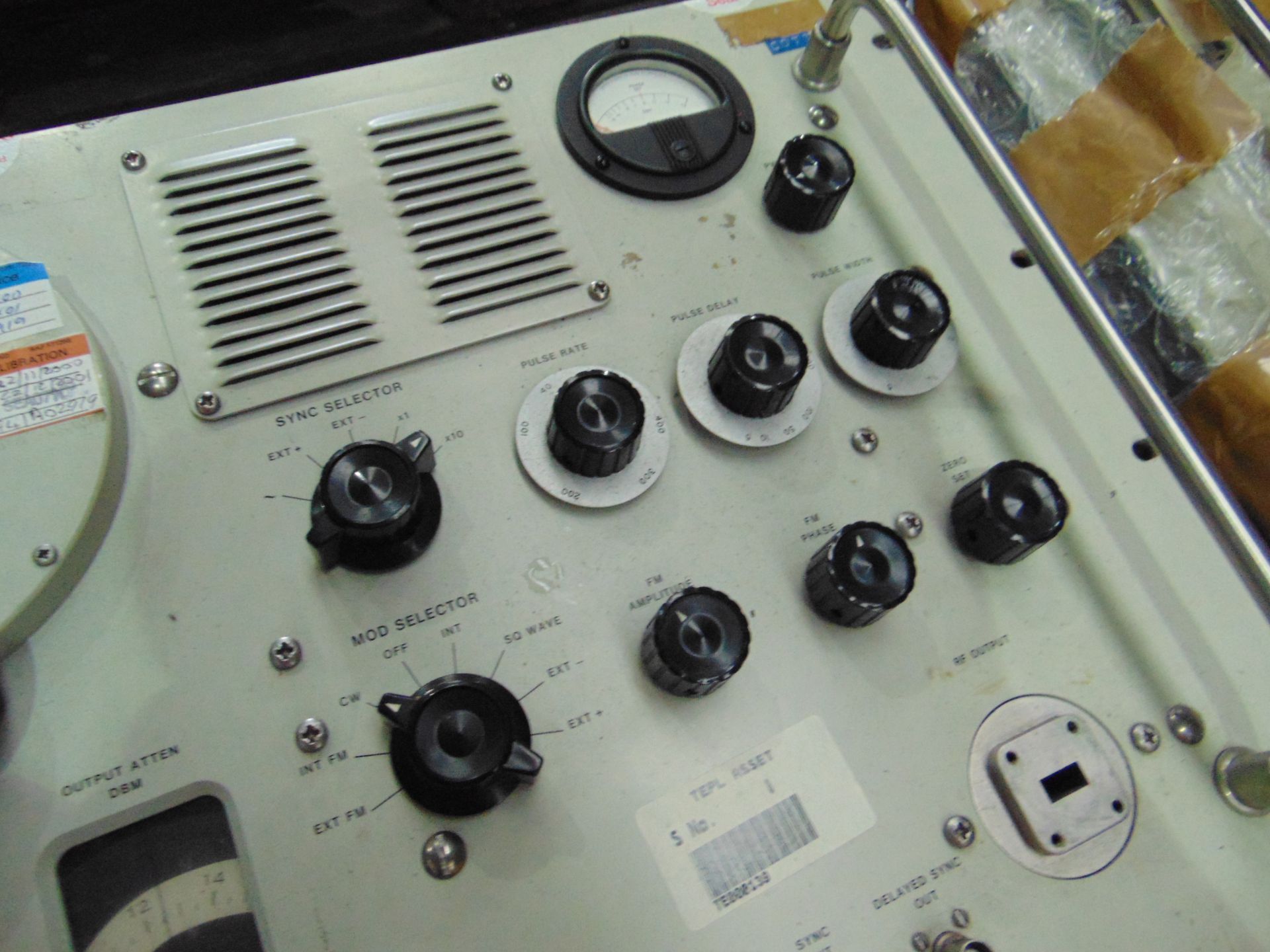 4 x Hewlett Packard S.H.F. Signal Generators with Serviceable labels - Image 3 of 5