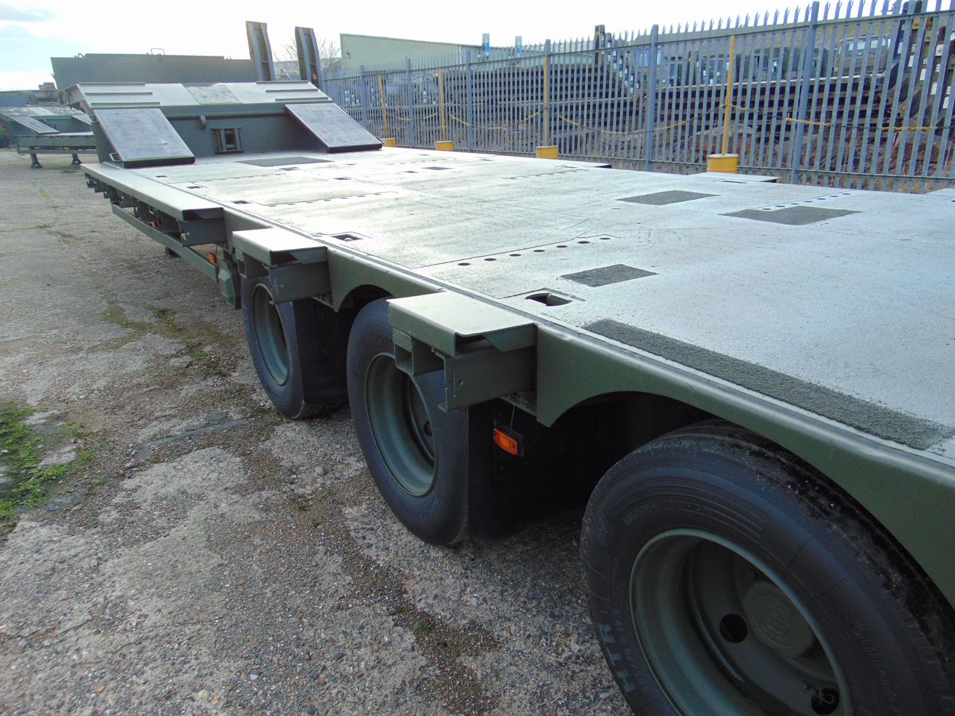 EX RESERVE Broshuis E-2130 Tri Axle Stepframe 59 Ton Trailer - Image 18 of 47