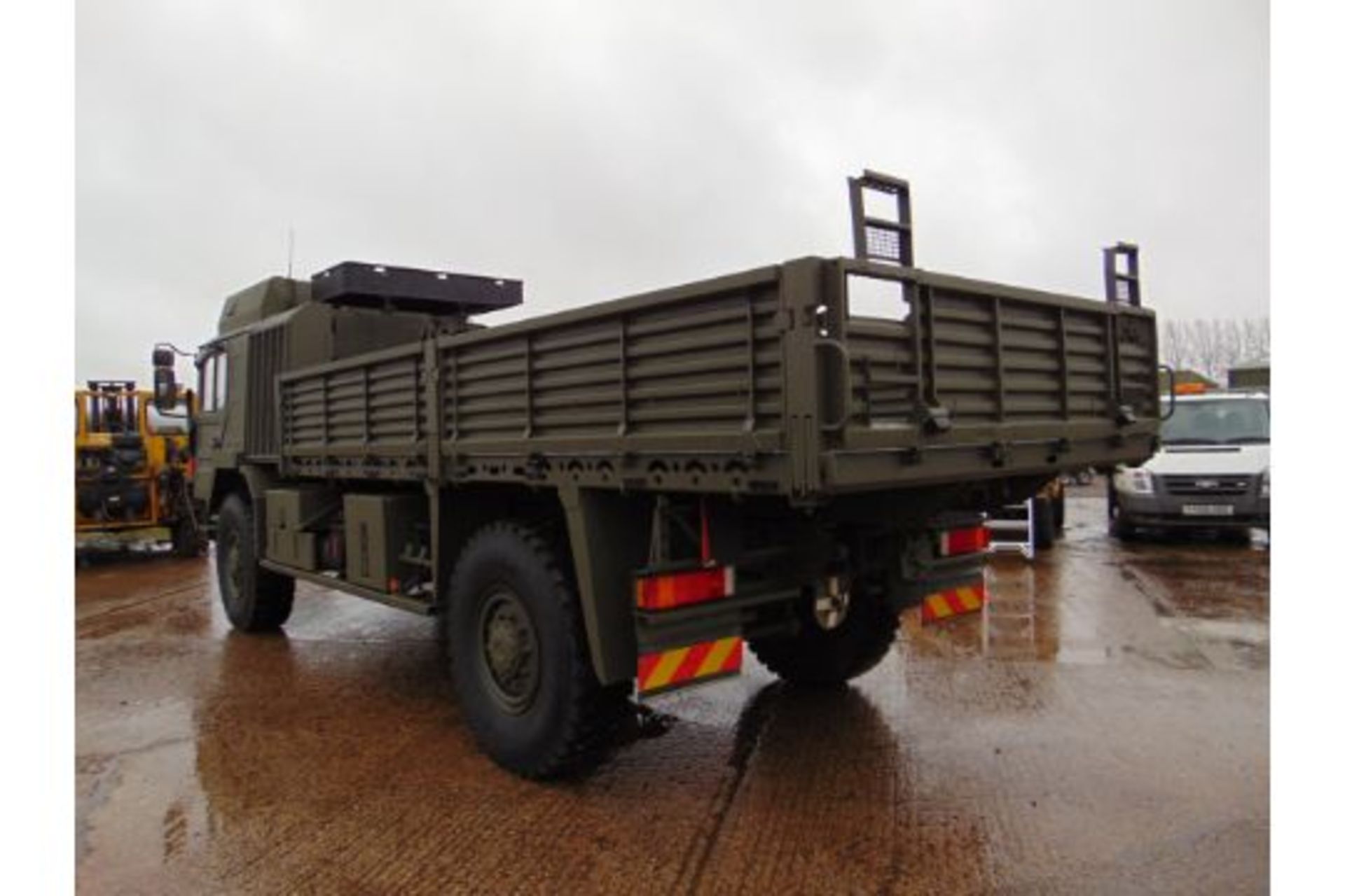 MAN 4X4 HX60 18.330 FLAT BED CARGO TRUCK ONLY 21,891km! - Image 8 of 25