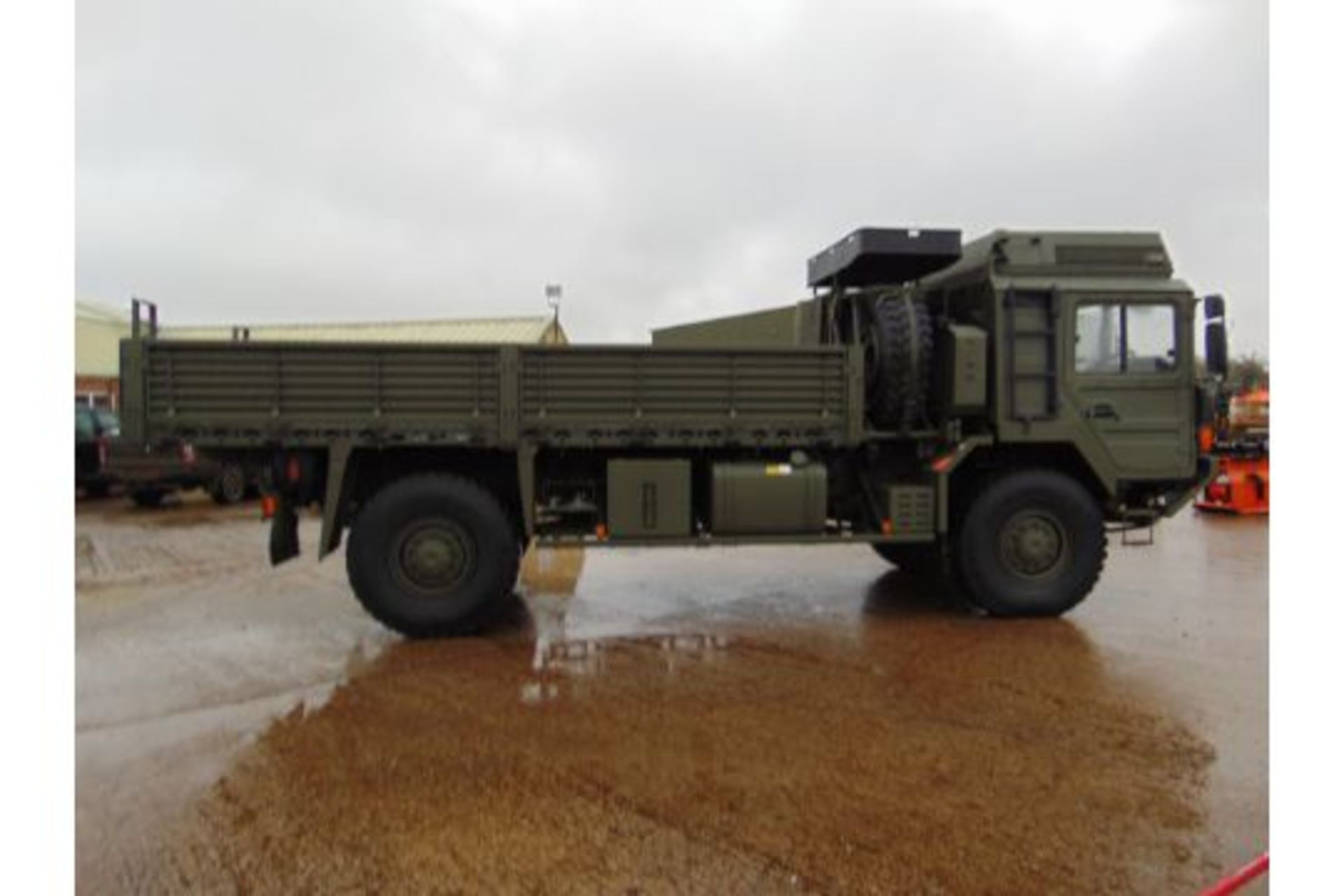 MAN 4X4 HX60 18.330 FLAT BED CARGO TRUCK ONLY 21,891km! - Image 5 of 25