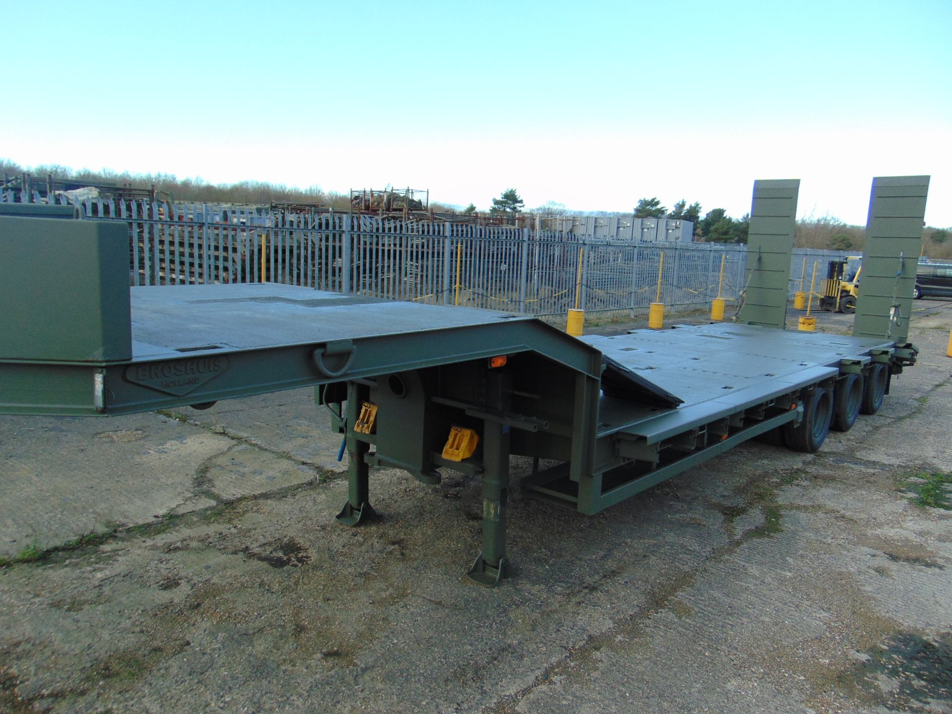 EX RESERVE Broshuis E-2130 Tri Axle Stepframe 59 Ton Trailer - Image 21 of 47