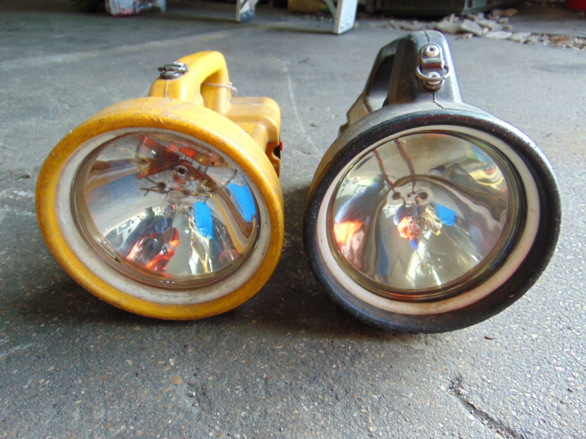 2 x Dragon Portable Search Lights - Image 2 of 4