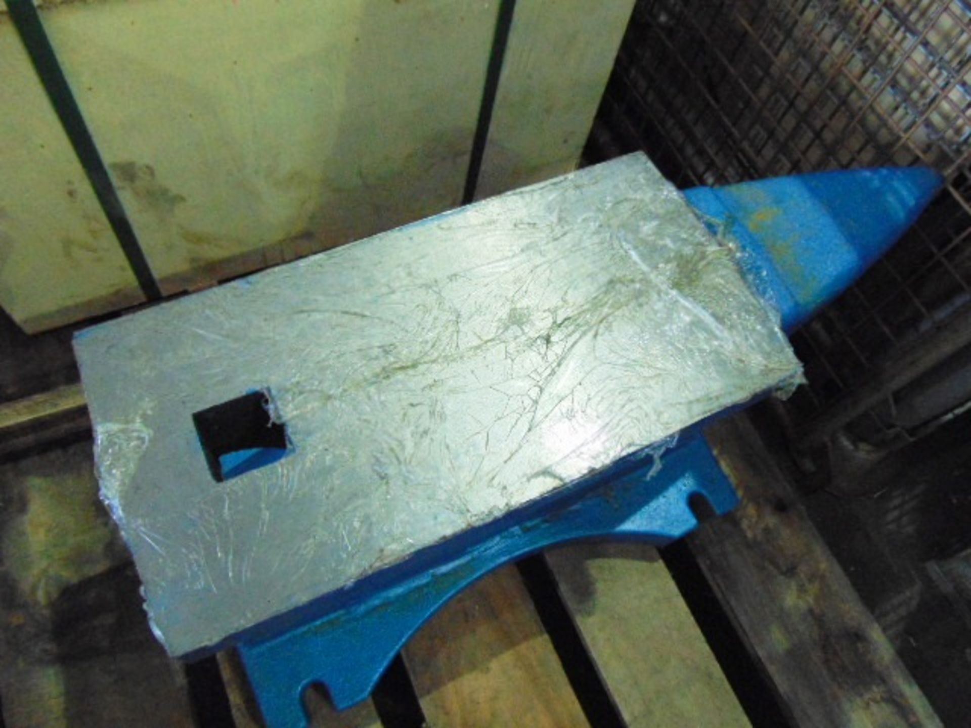 UNISSUED 400lbs Cast Iron Anvil - Image 3 of 4