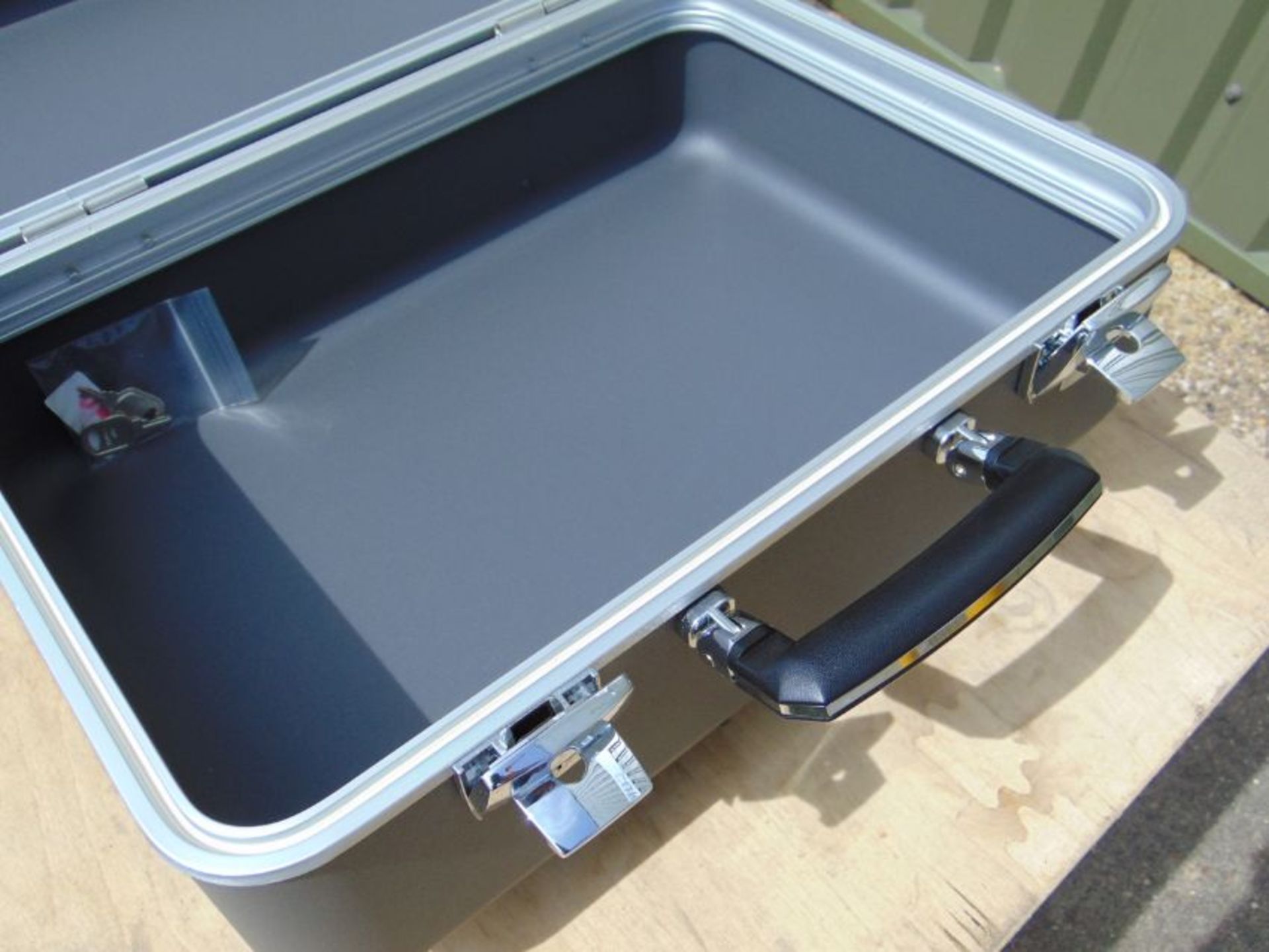 Zero Cases High Quality 40 x 30 x 22 cms lockable aluminium case unissued with keys etc - Image 3 of 5