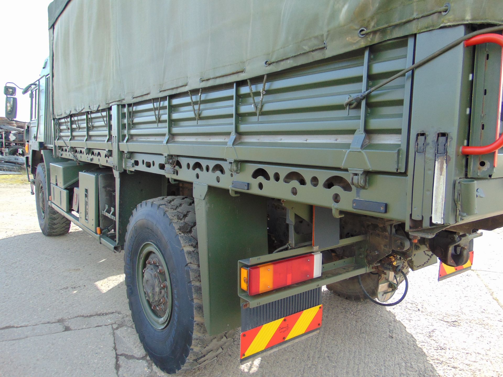 MAN 4X4 HX60 18.330 FLAT BED CARGO TRUCK ONLY 62,493 km! - Image 9 of 27